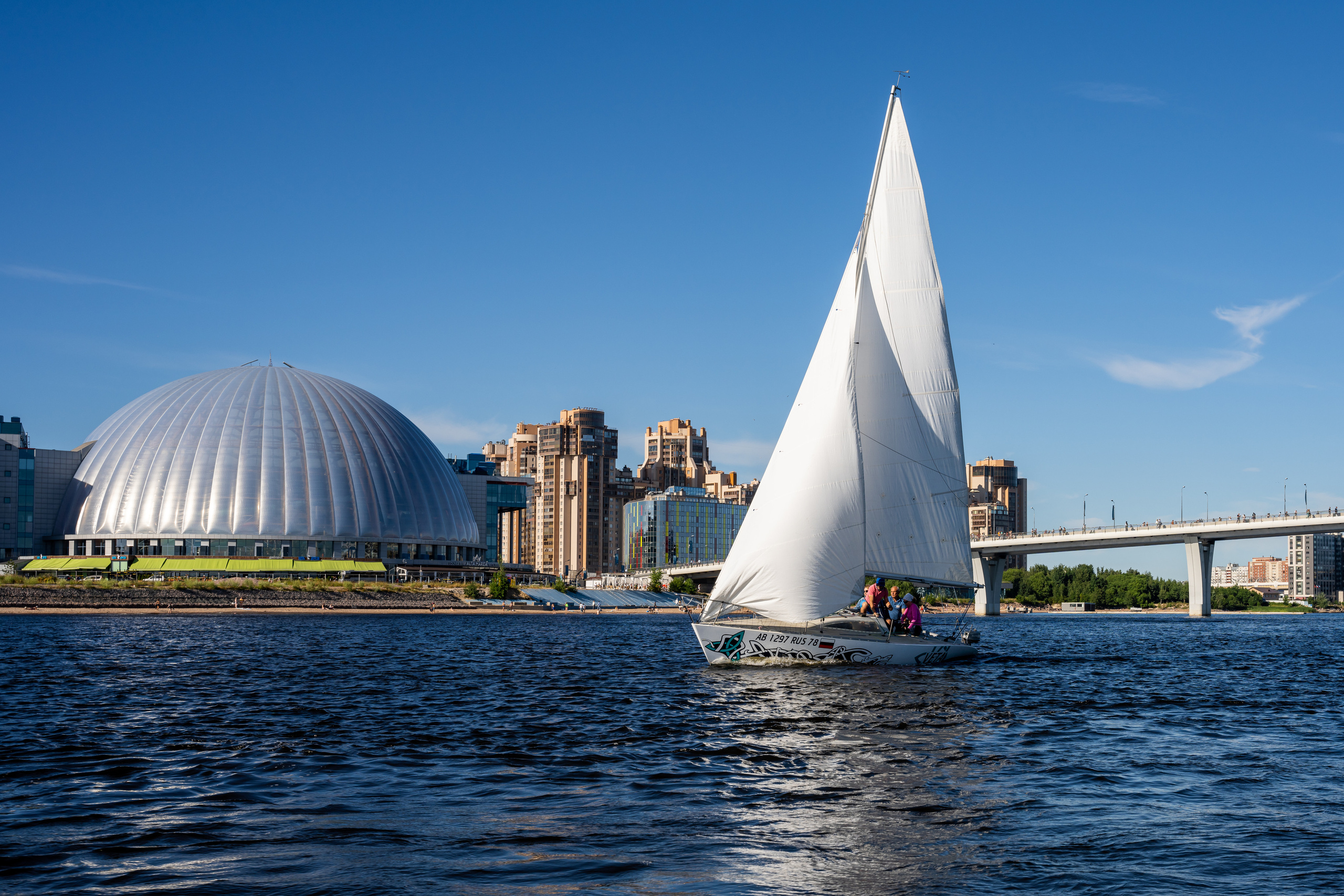 Яхта в Невской губе в Санкт-Петербурге