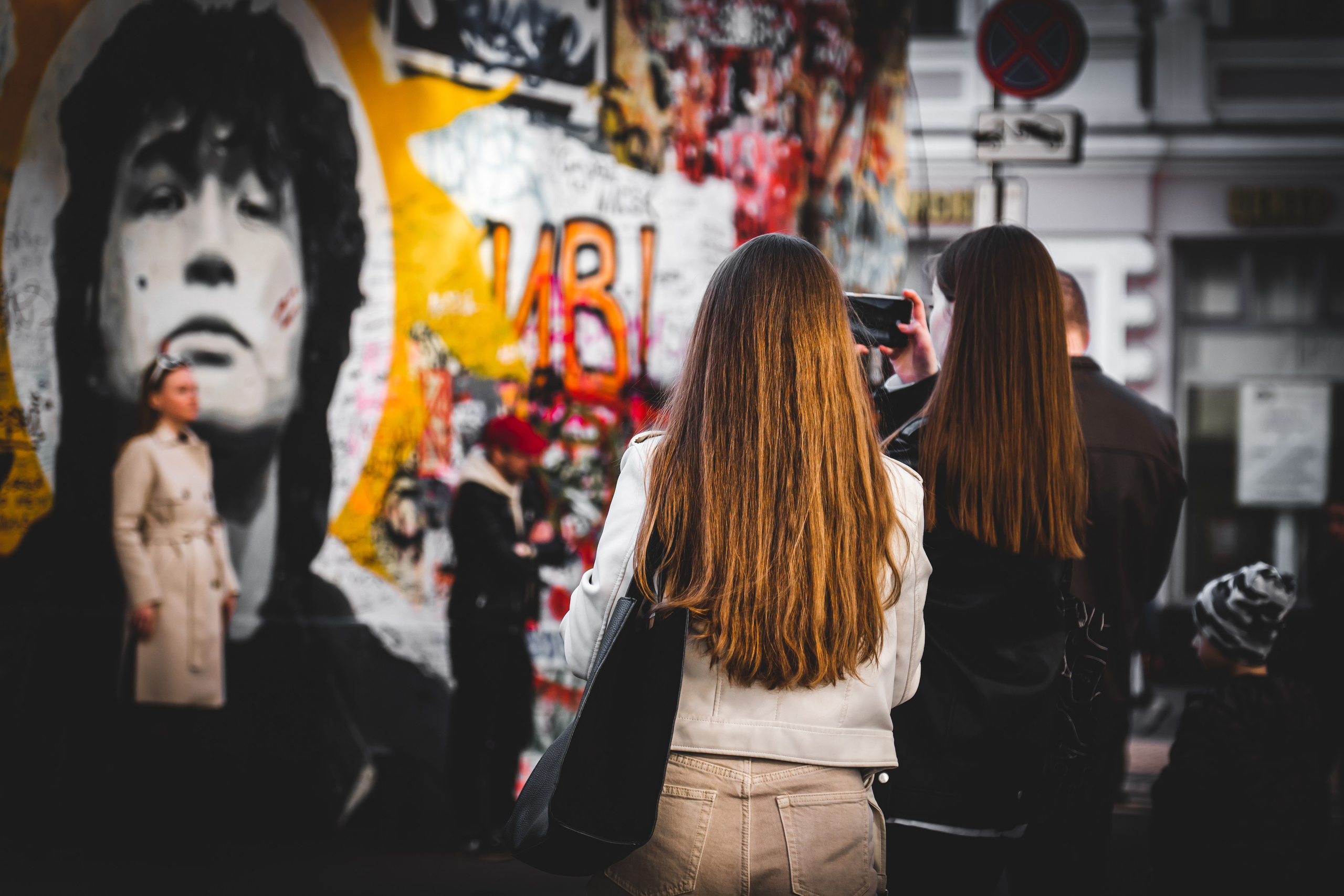 Две девушки у стены Цоя на Старом Арбате в Москве