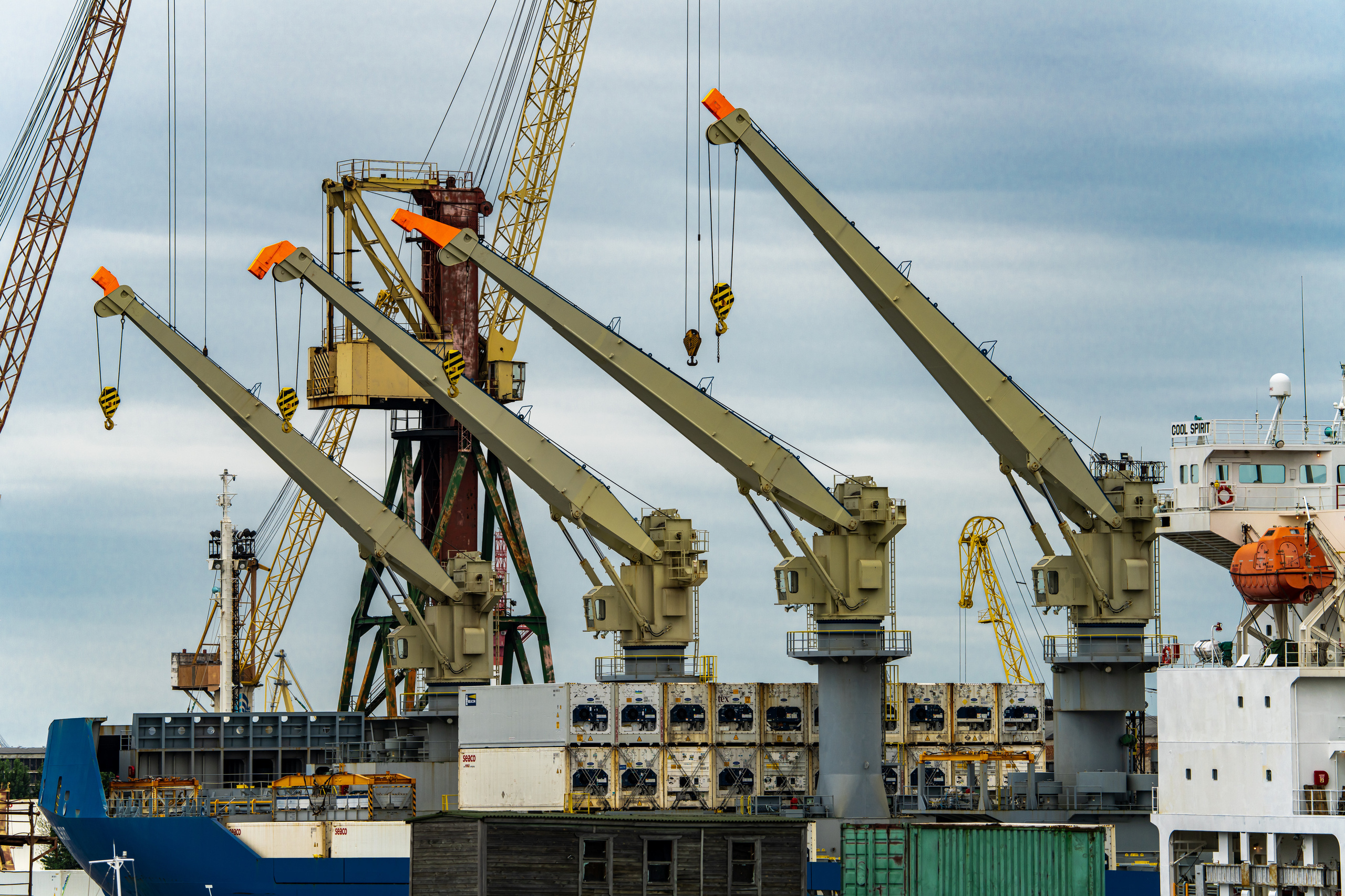 Вид на порт с Канонерского острова в Питере