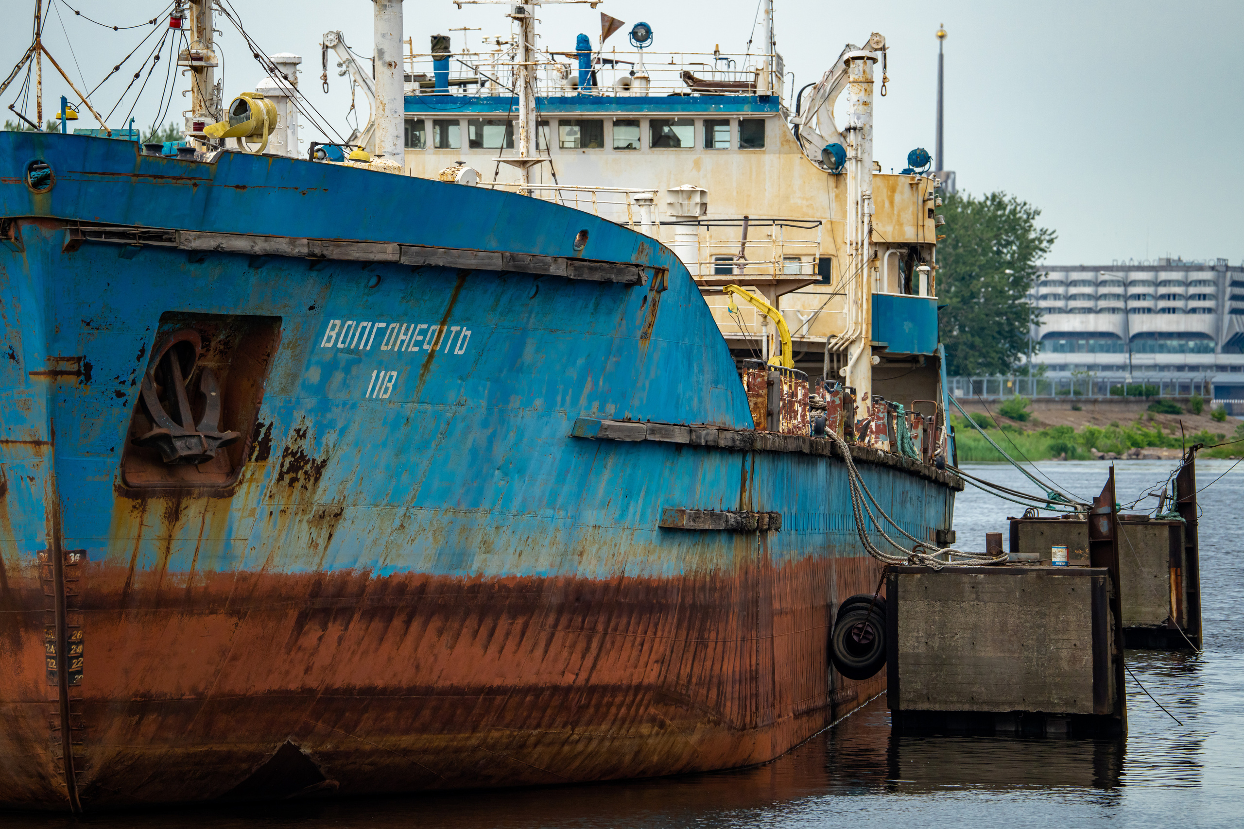 Вид на корабли в порту с Канонерского острова в Питере