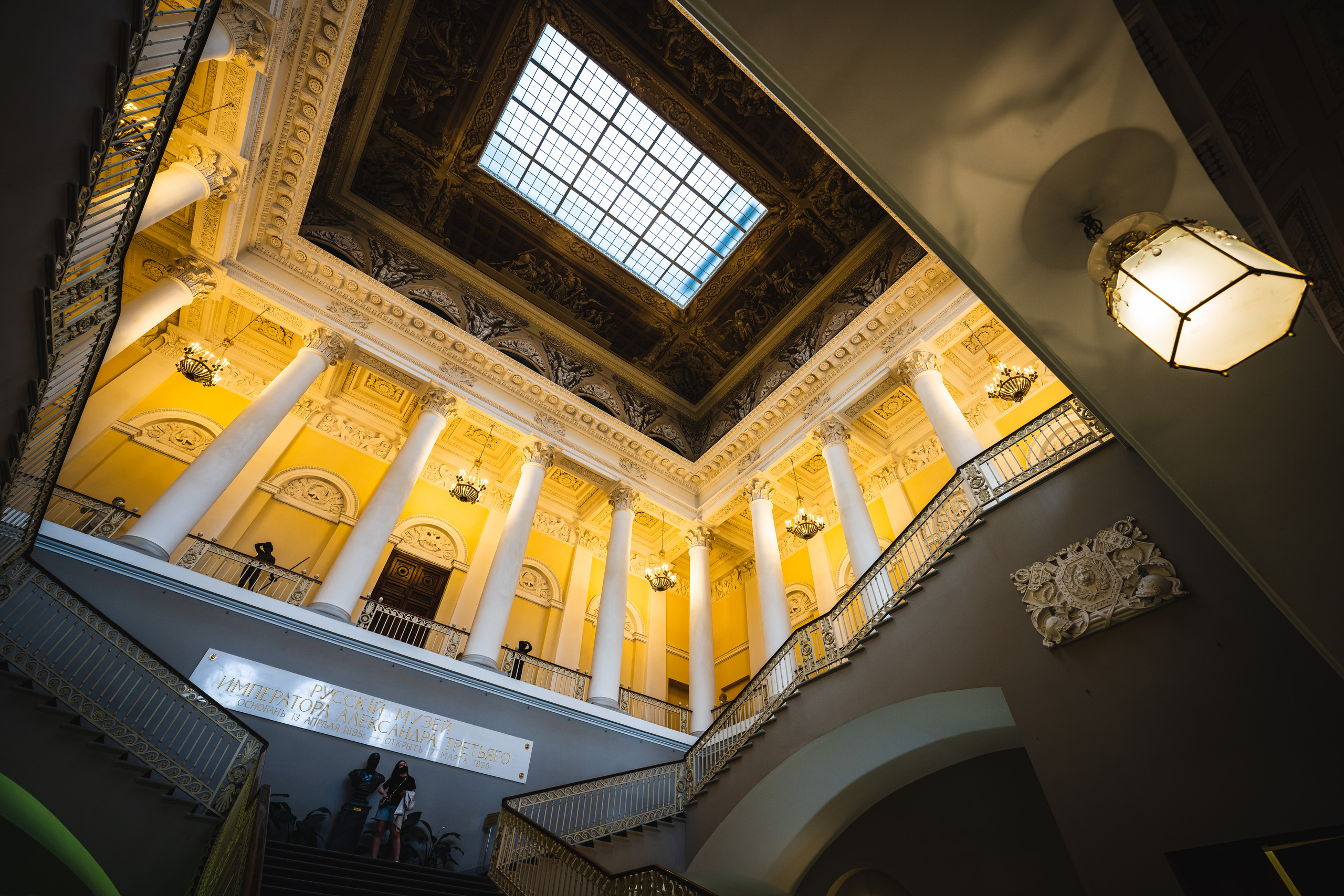 Главная лестница в Государственном Русском музее в Санкт-Петербурге