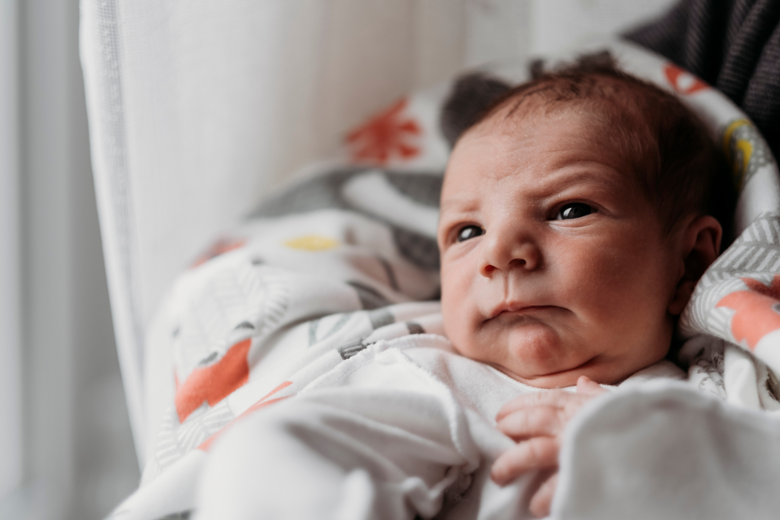 Первая фотосессия. Фотосъемка дома. Фотосессия дома. Домашняя фотосъемка. Домашняя фотосессия. Фотограф новорожденных. Детский фотограф.