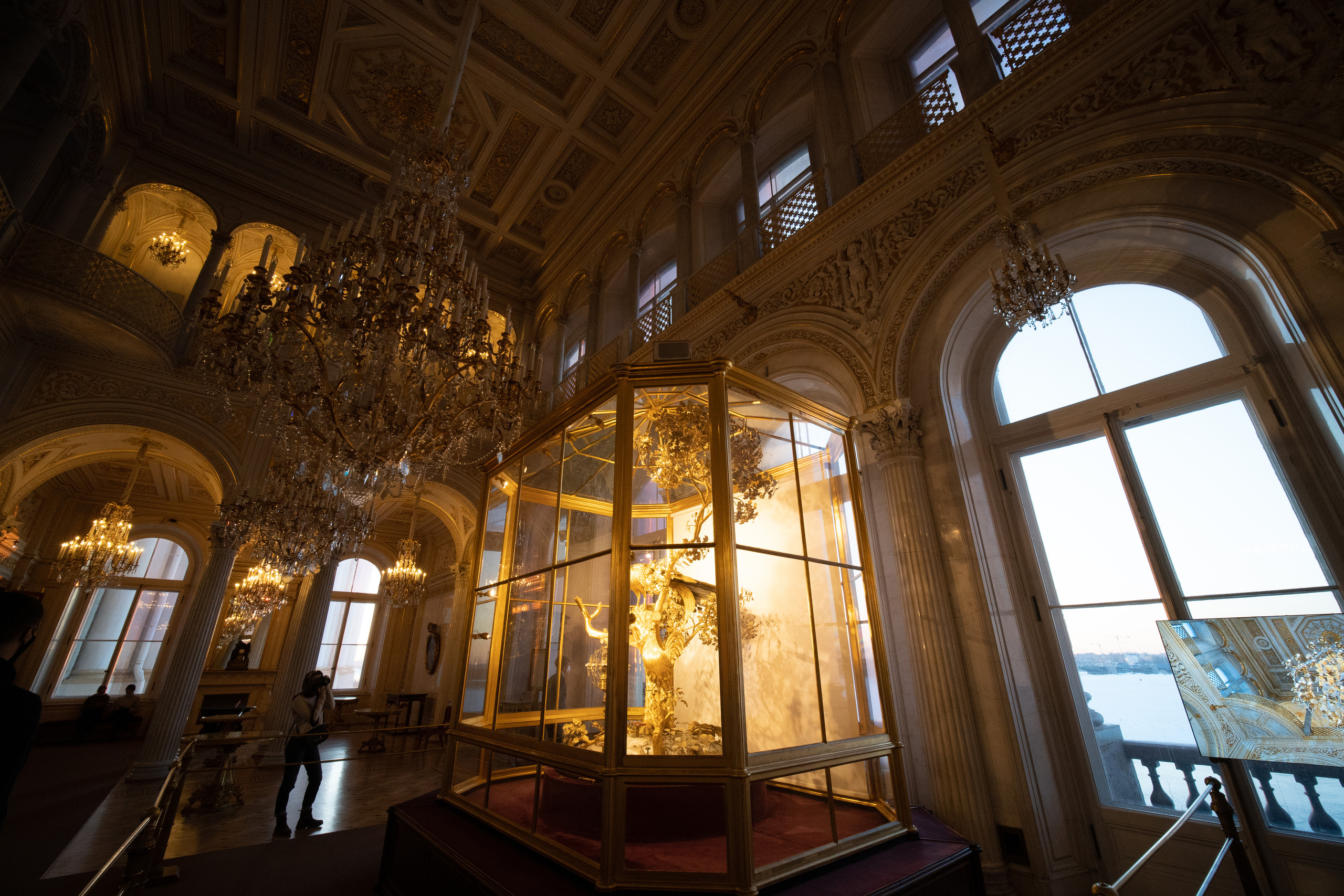 Часы Павлин в Павильонном зале Эрмитажа на закате с лучами солнца