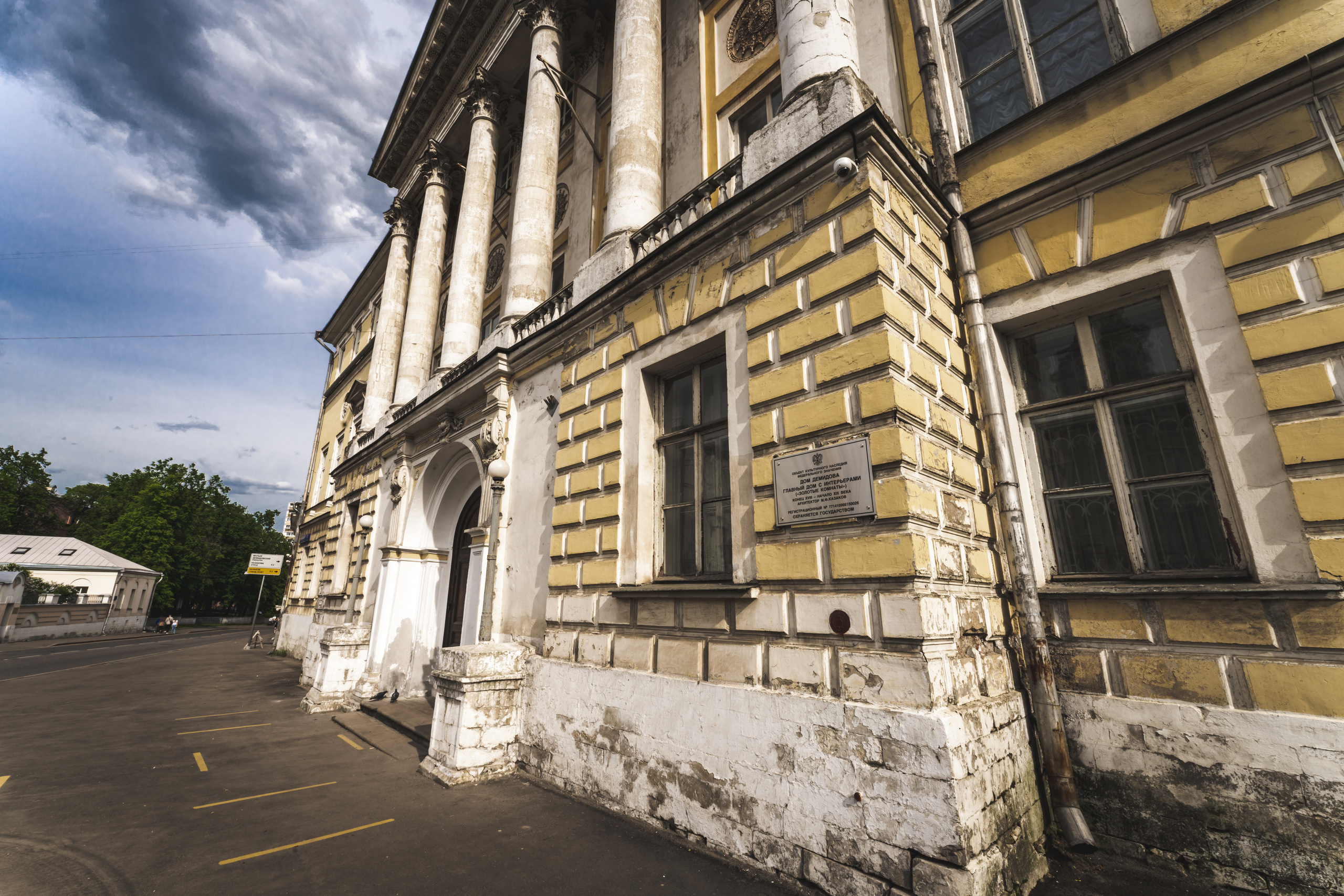 Фасад Московского университета геодезии и картографии МИИГАиК