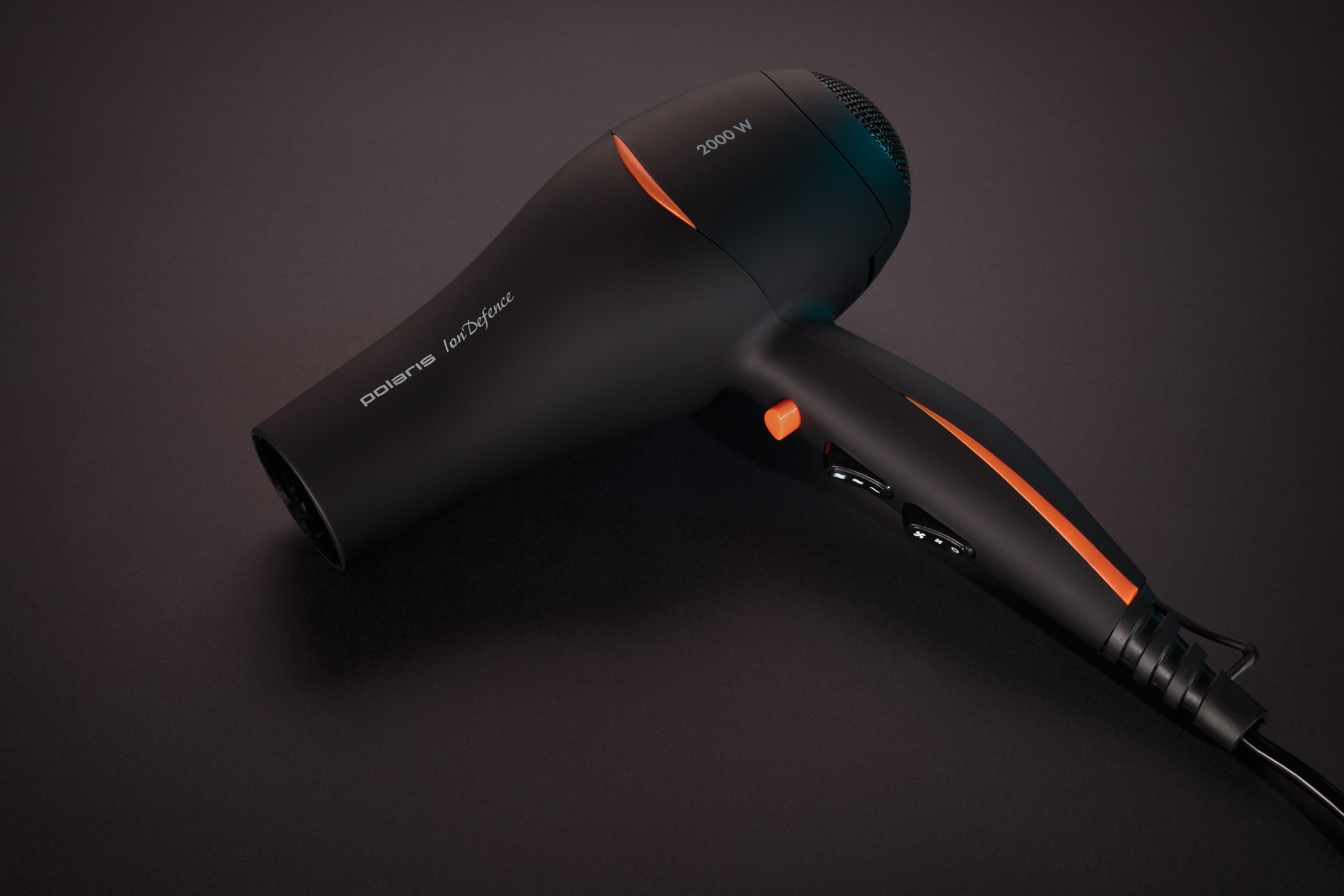 Выполненная в темных тонах рекласная фотография фена