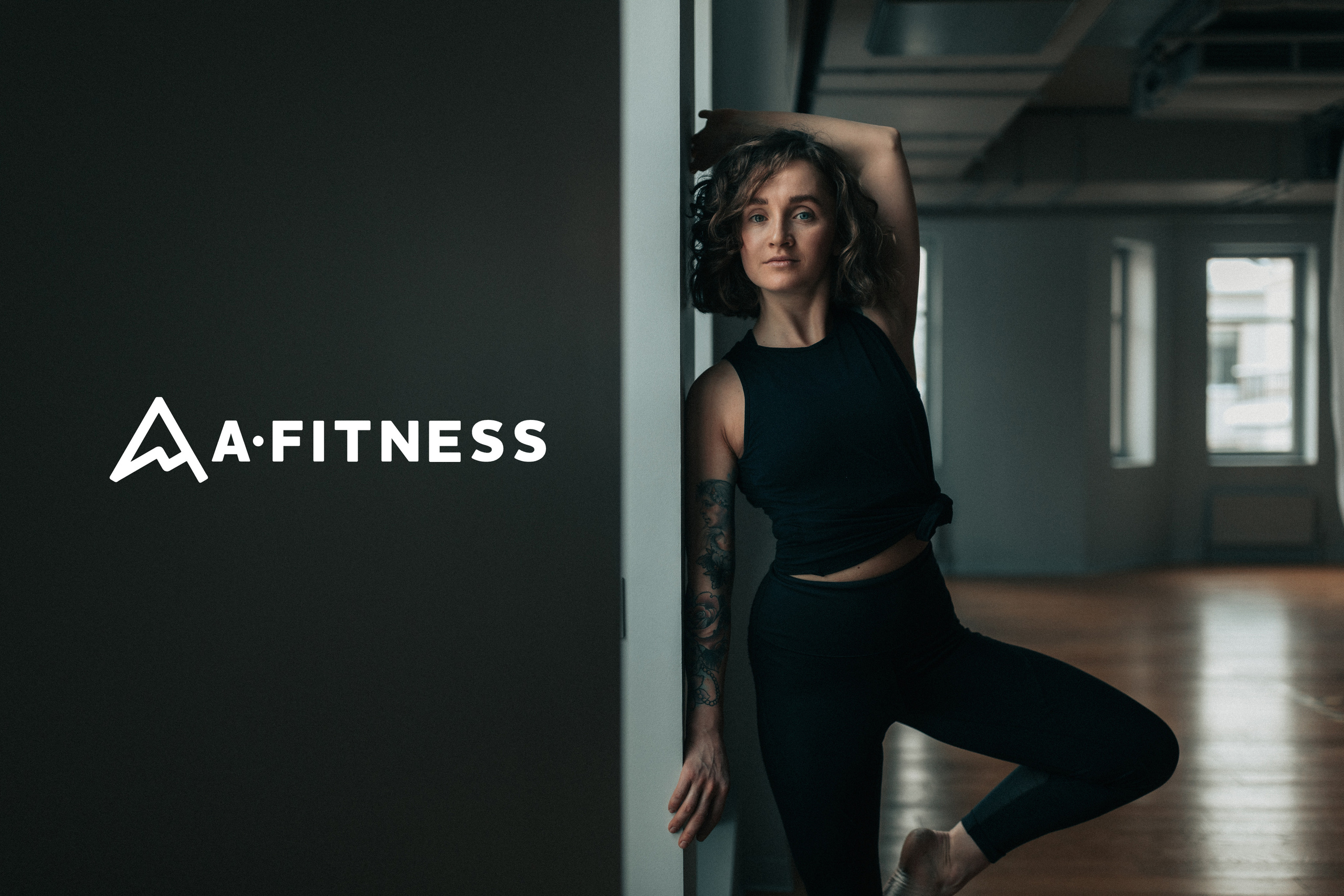 девушка стоит у стены в зале групповых программ