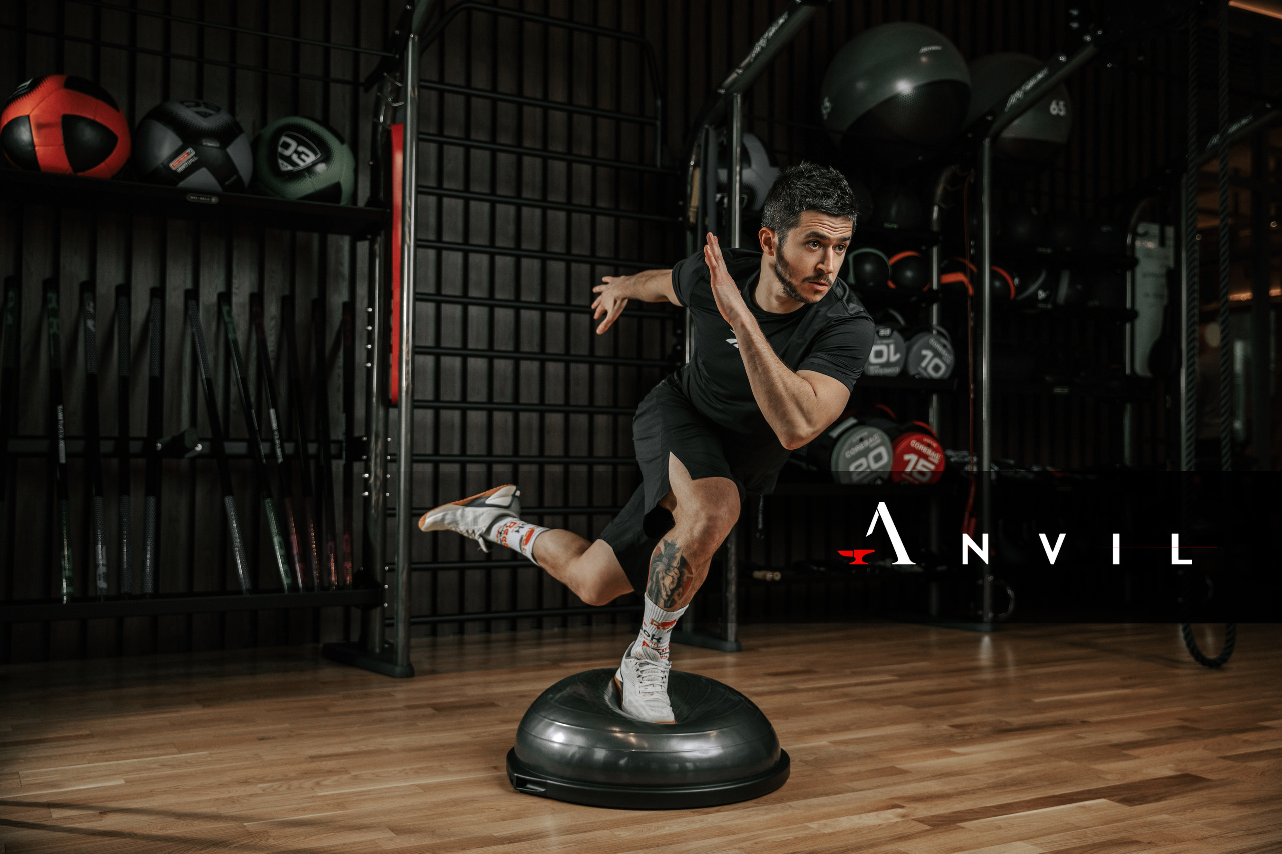 девушка выполняет упражнение а мужчина тренер смотрит на неё и корректирует 