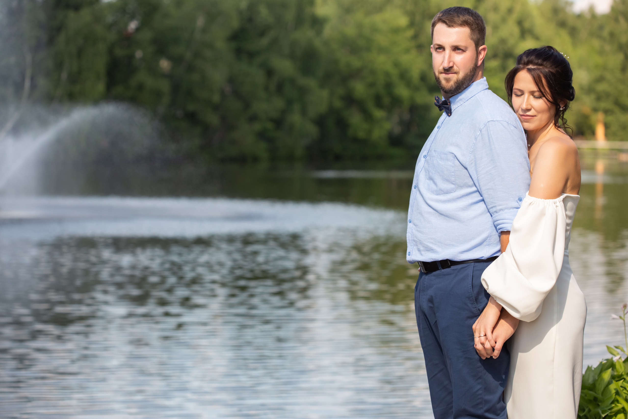 Девочка держит в руках воздушный шарик в форме сердца и жмурится от яркого солнца