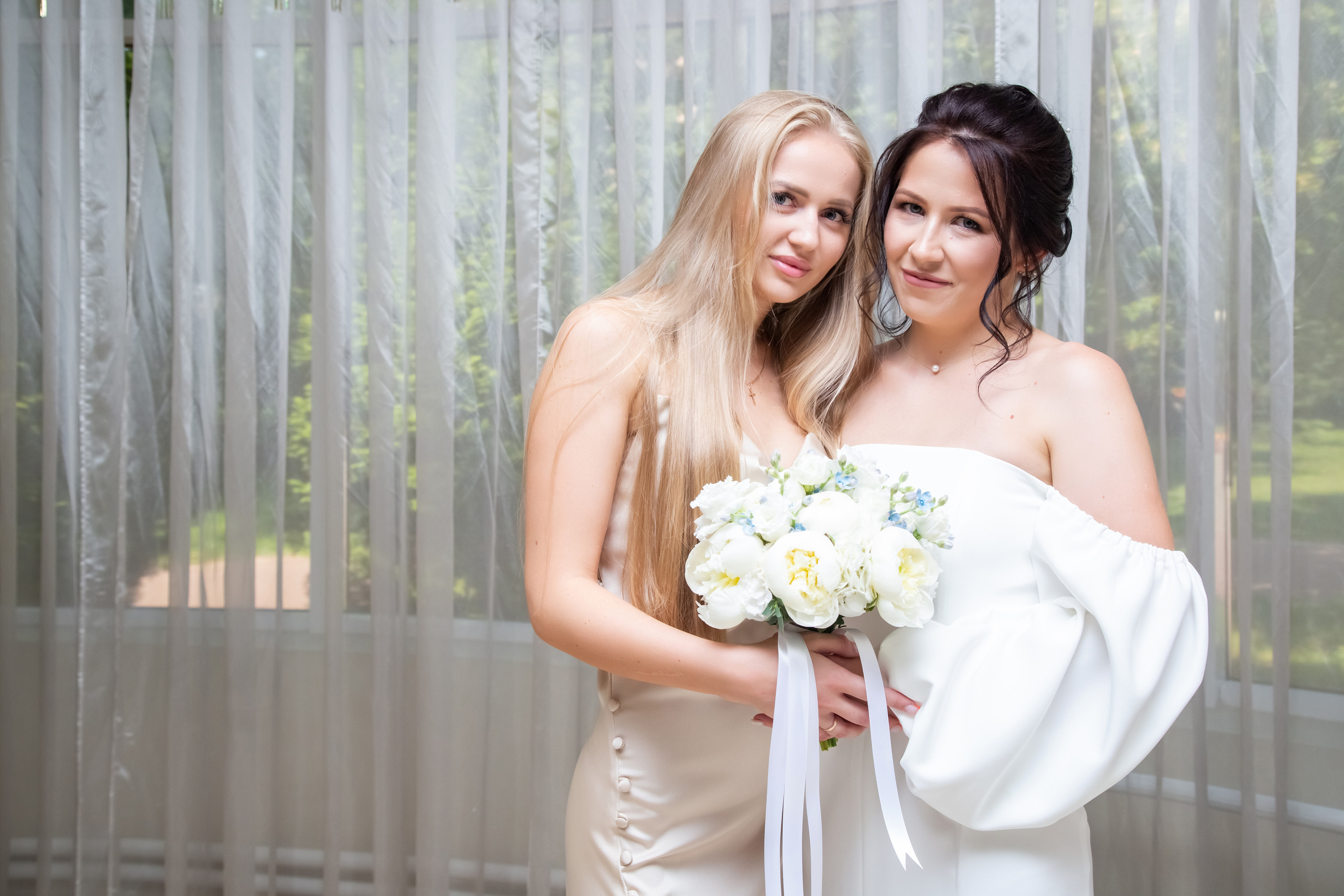 Девочка пяти лет держит в руках воздушный шарик в форме сердца