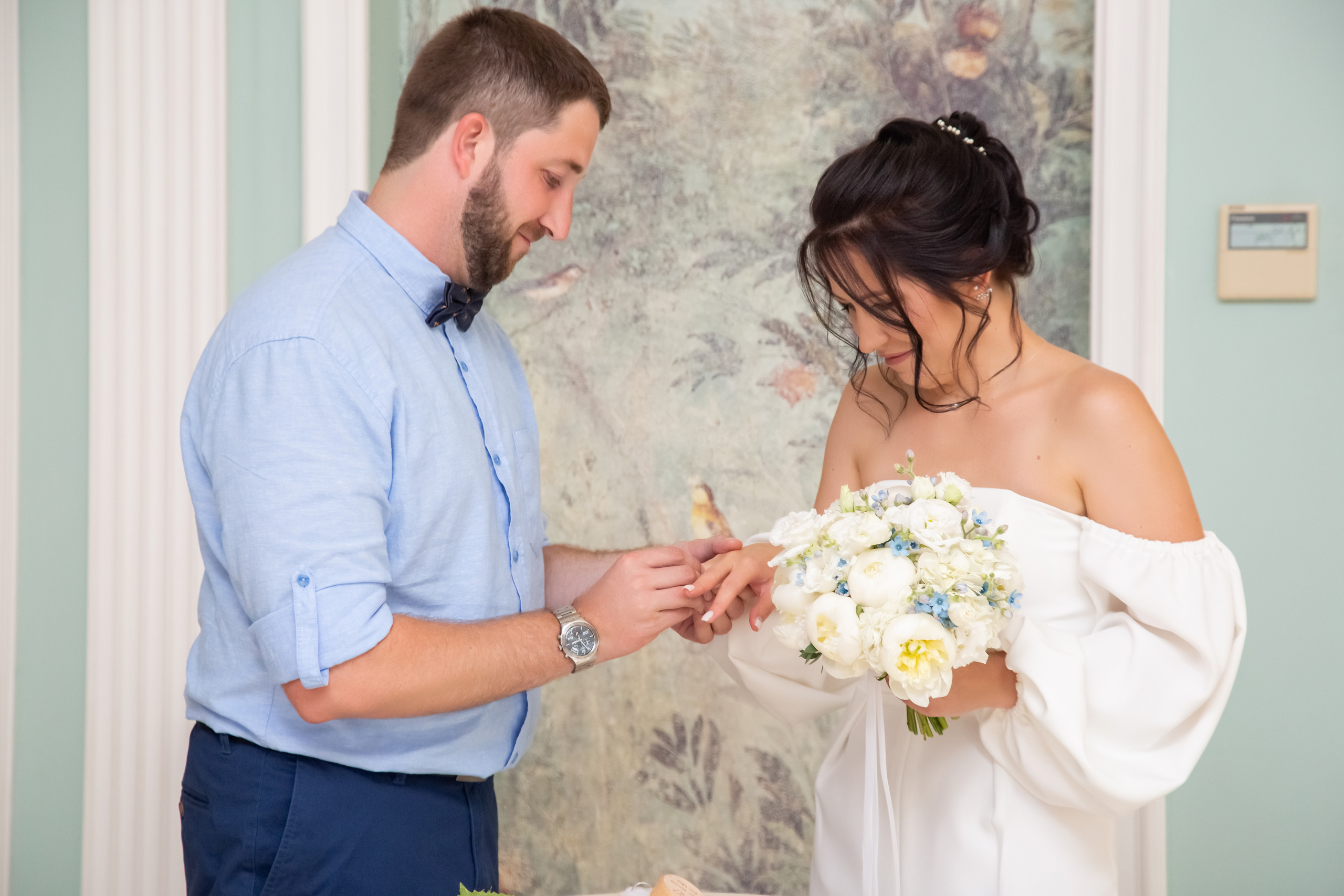 Папа с дочкой гуляют в парке и держатся за руки