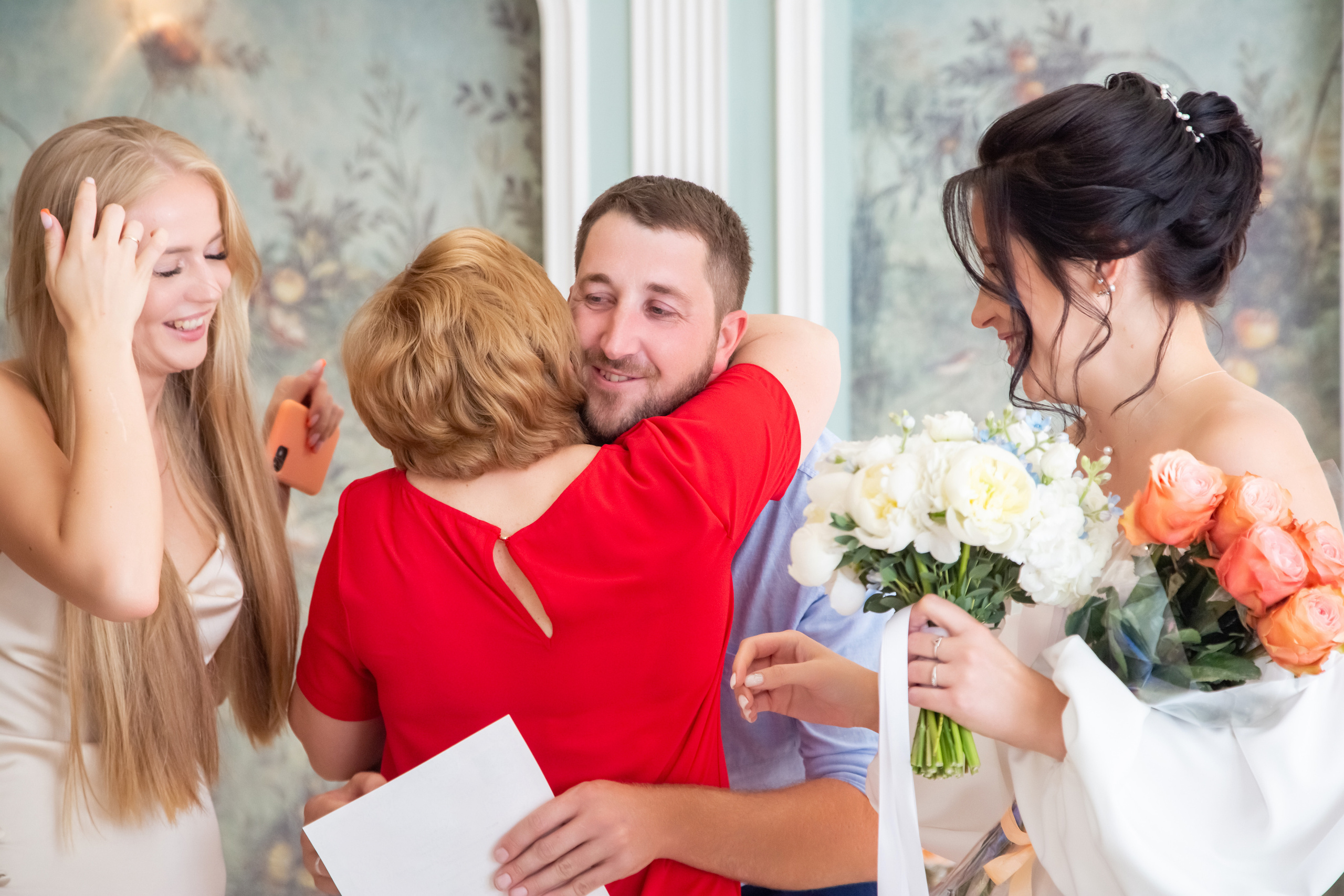 Маленькая девочка лежит на ветке дерева и улыбается