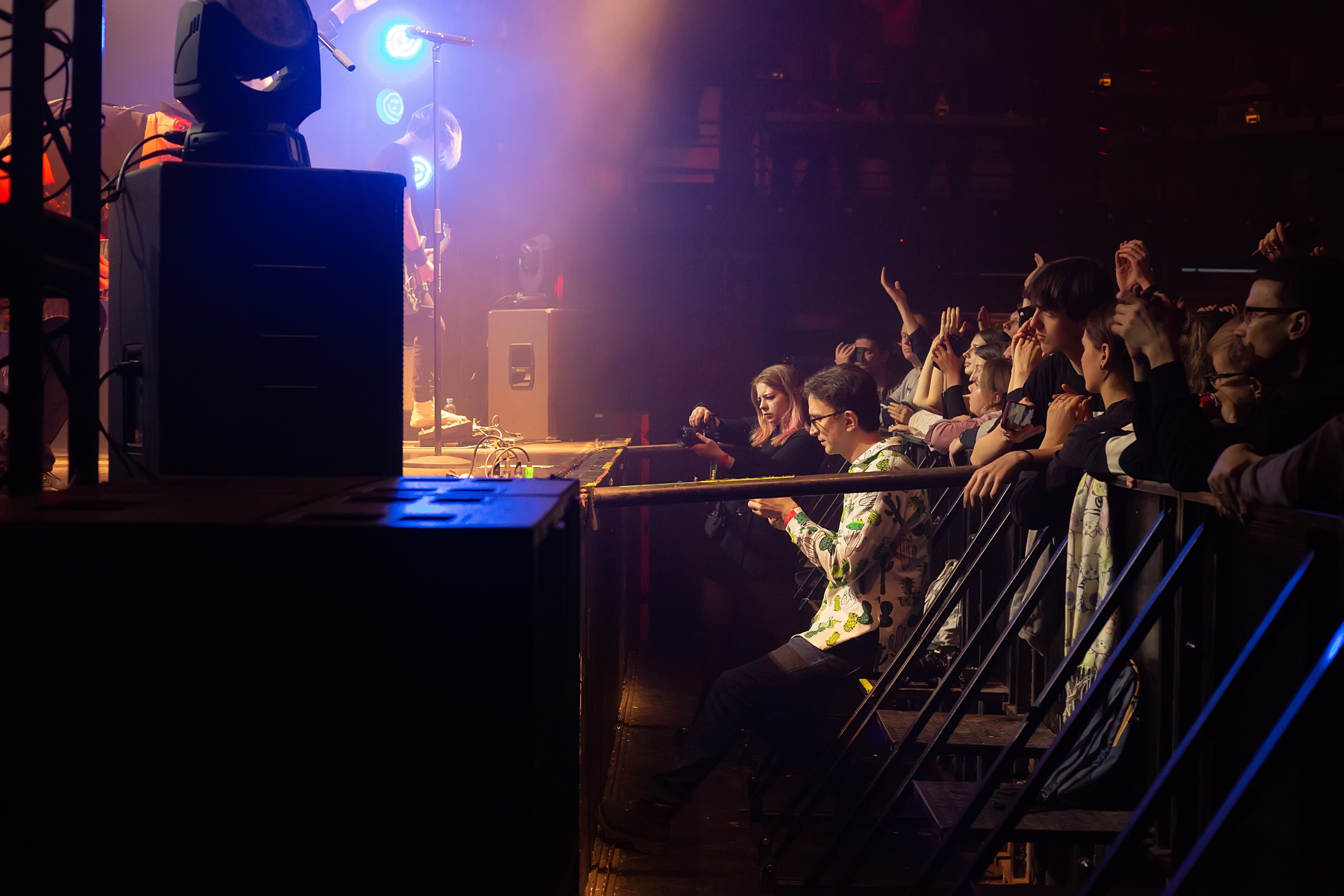 Концертный фотограф в Санкт-Петербурге. Фотопит, сцена, артист. Концерт группы Brazzaville в СПб