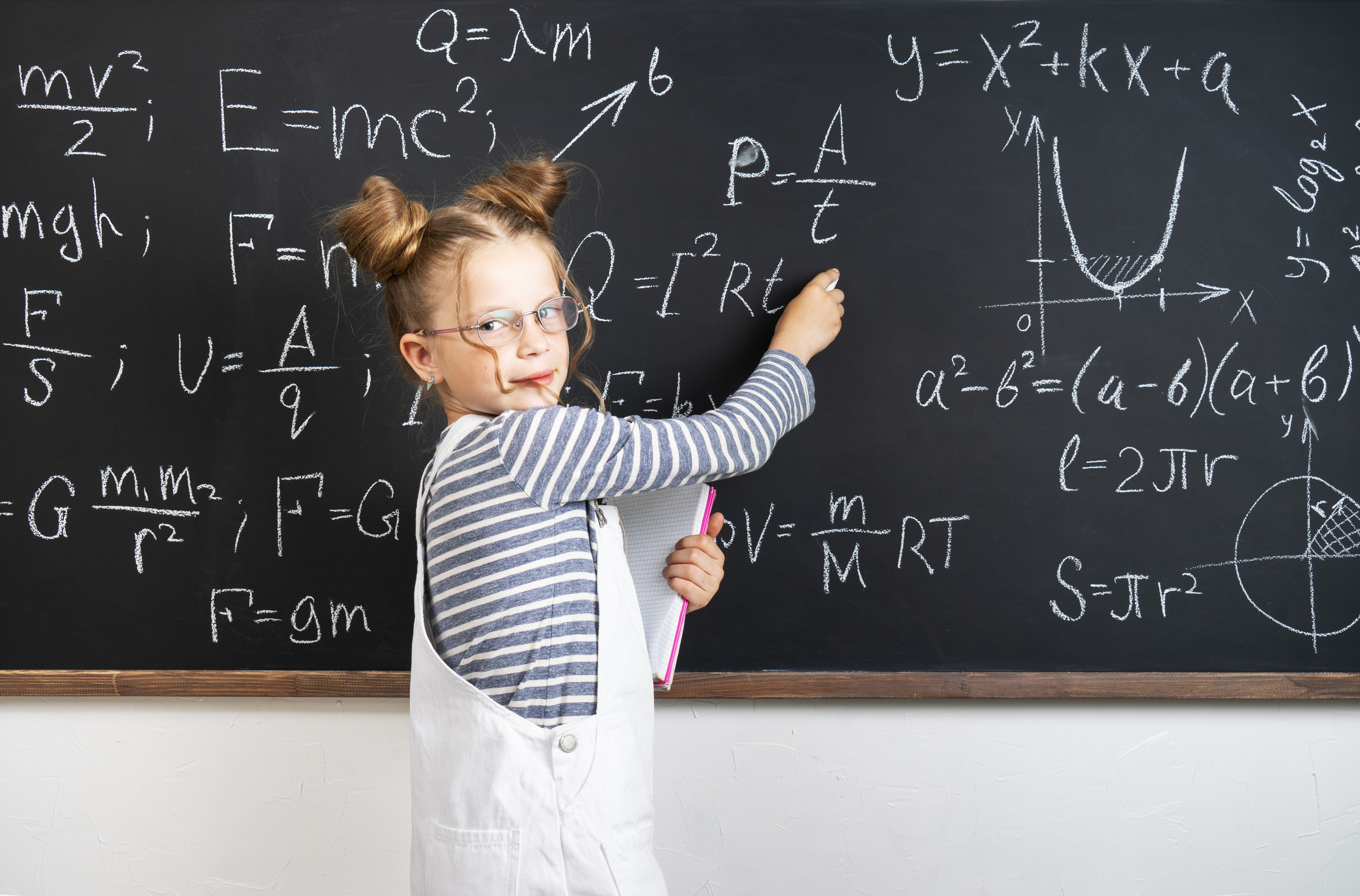 Девочка у школьной доски. Купить коммерческие фотографии для использования в дизайне и рекламе