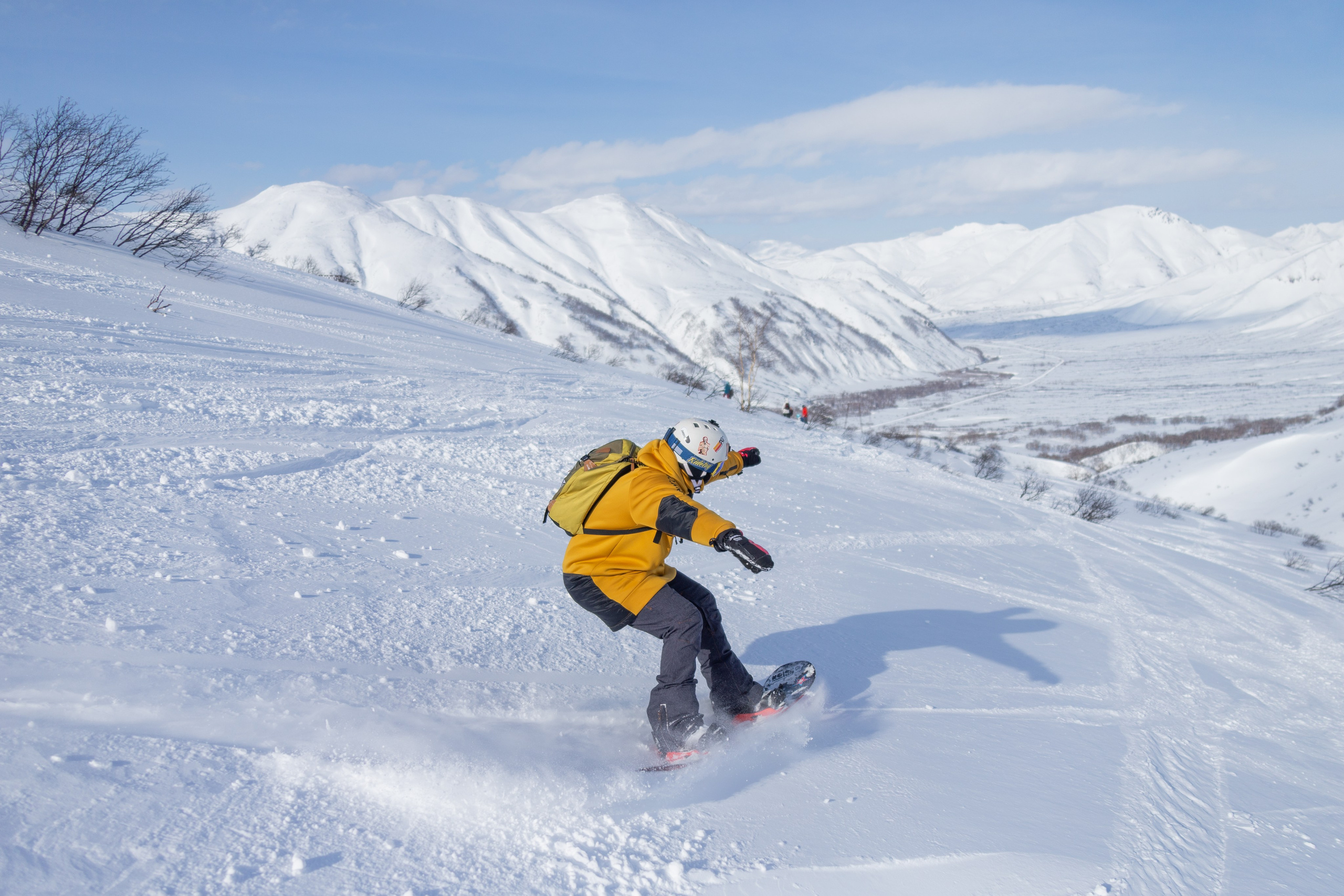 Снегоходные заброски на Камчатке — приключение к зимним вулканам и скалистым бухтам. Время Камчатки: чтобы найти свой путь, нужно скорость умножить на время