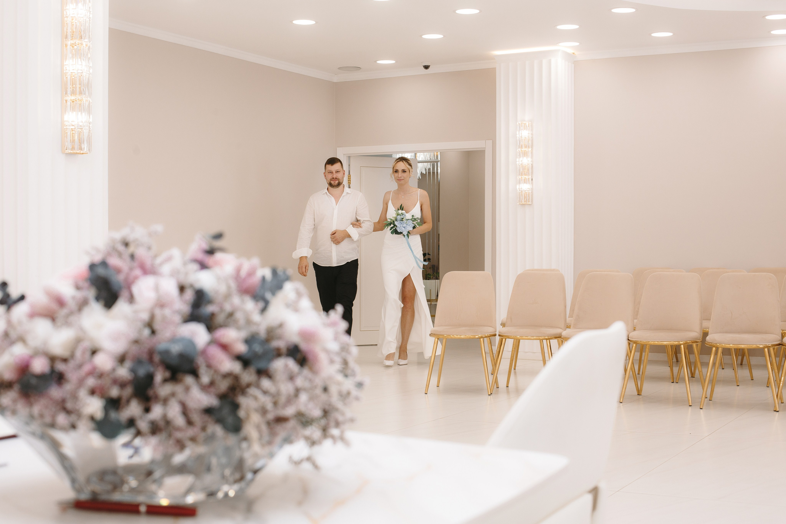 Молодожены входят в зал загса Зеленограда 