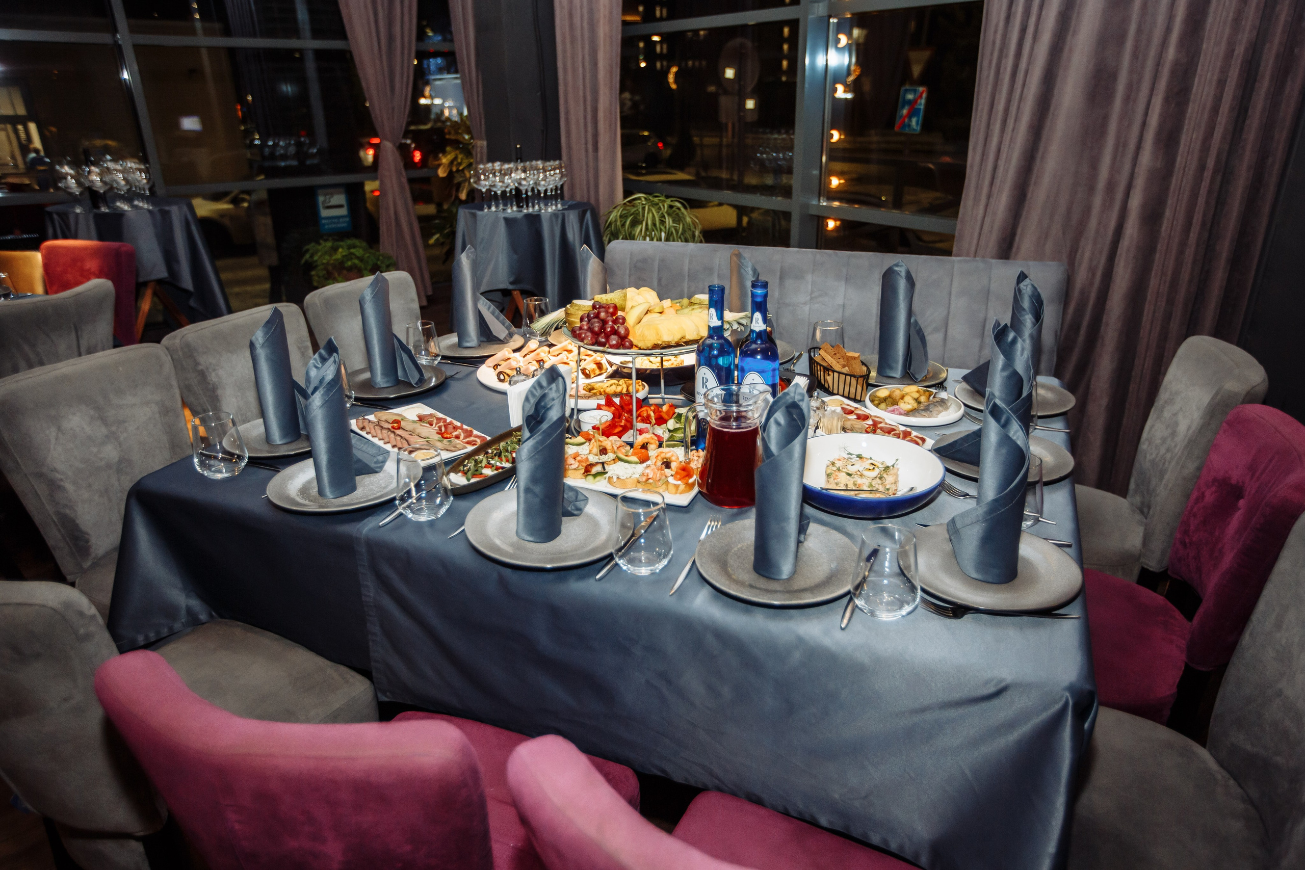 Бронь даты съёмки юбилея и дня рождения можно провести на этой странице, здесь же можете ознакомится со стоимостью услуг, подробнее в описании