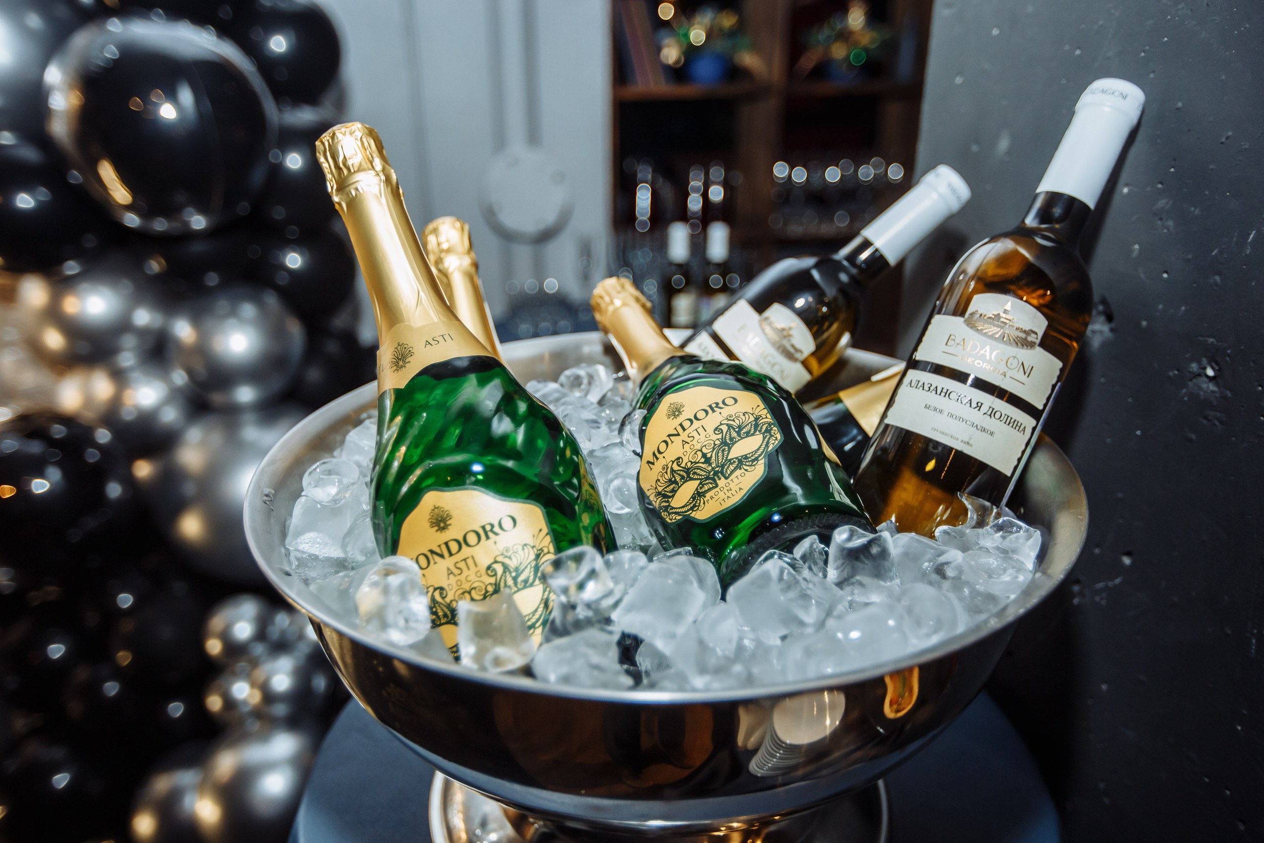 Бутылки шампанского во льду на дне рождения в Москве, фото и видео съёмка от профессионала Павла Кора
