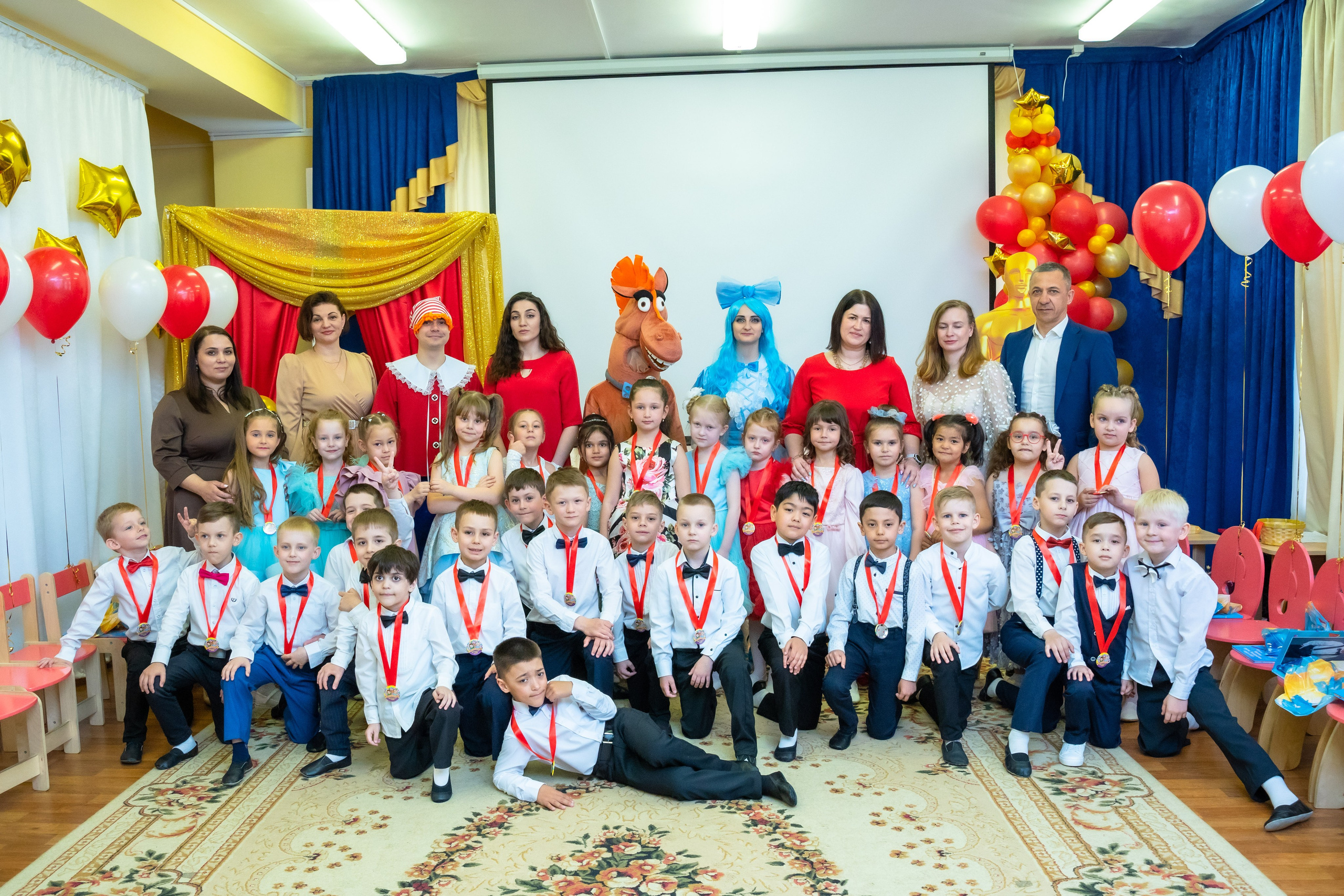 Видеосъемка выпускного в детском саду и фотографирование детей одновременно