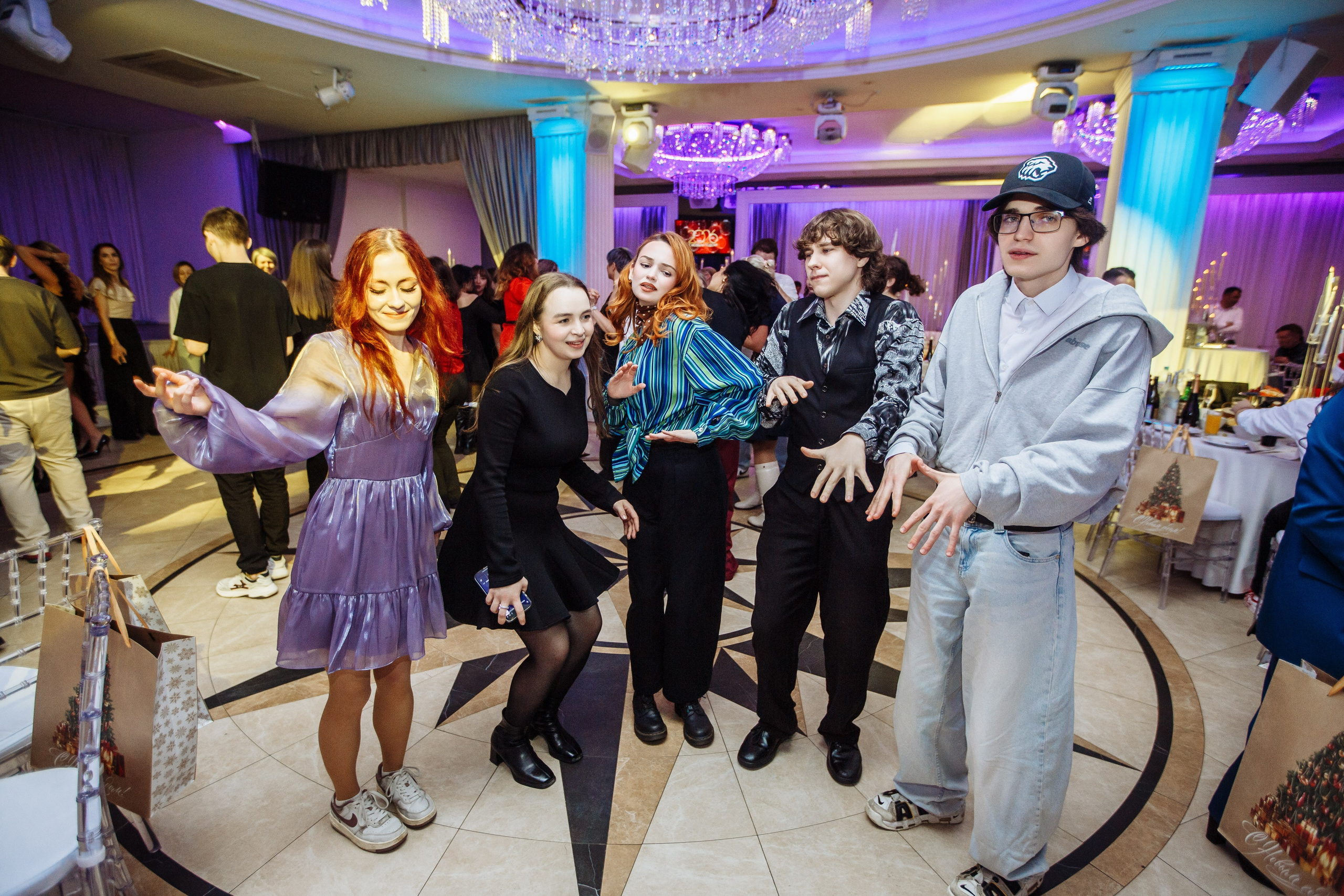 Танцы активных сотрудников на корпоративе в Новый год, подробнее о броне даты мероприятия на этой странице