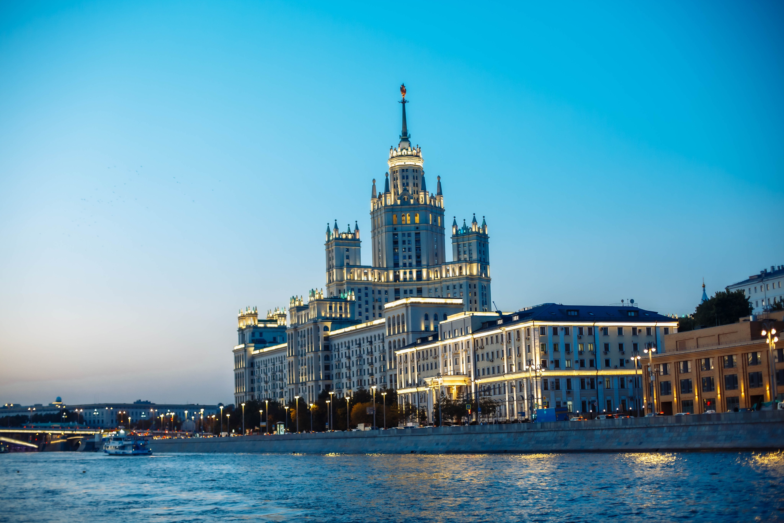 Фото высотки на Котельнической набережной с теплохода на котором проходил юбилей свадьбы, фото и видео в одном флаконе, выгодно и красиво