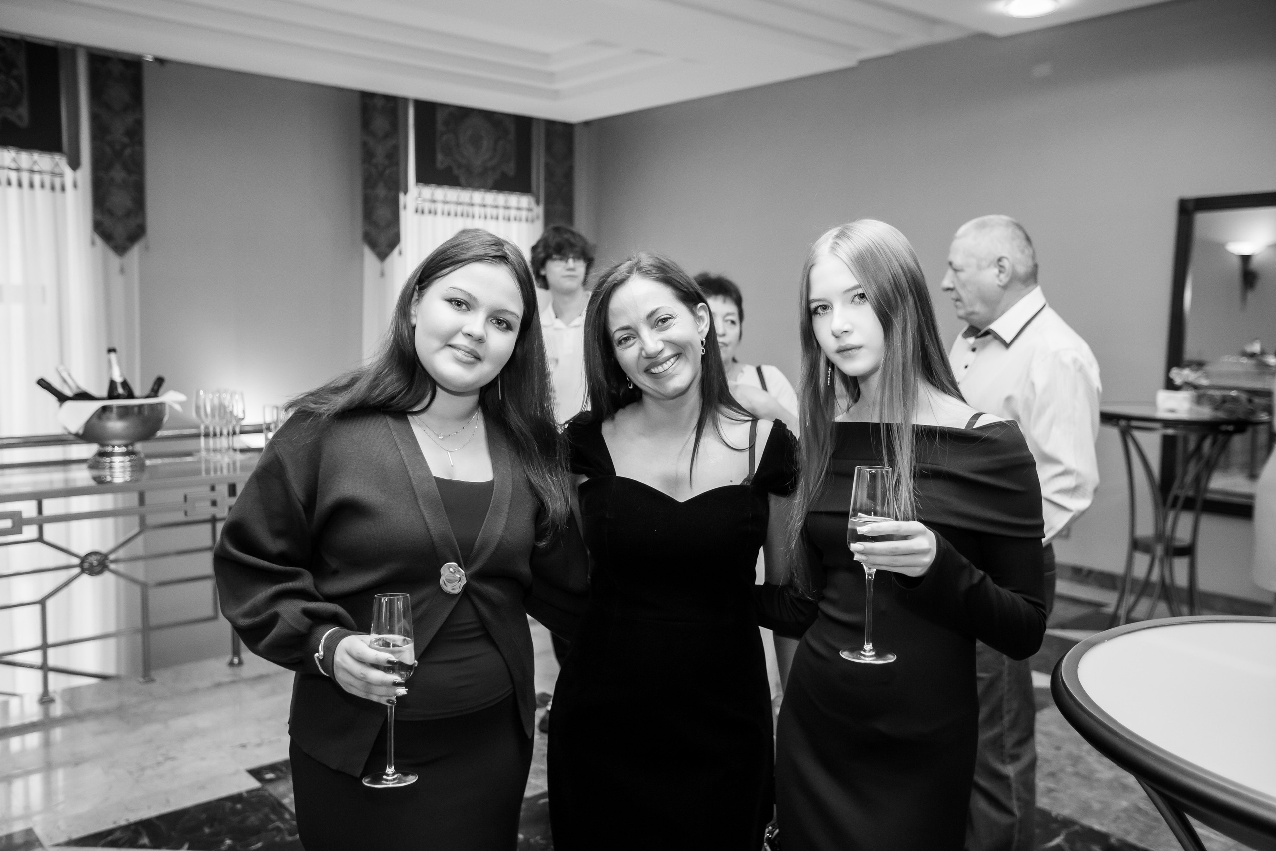 Групповые портреты на юбилее, забронировать дату на съёмку свадьбы можно на этом сайте