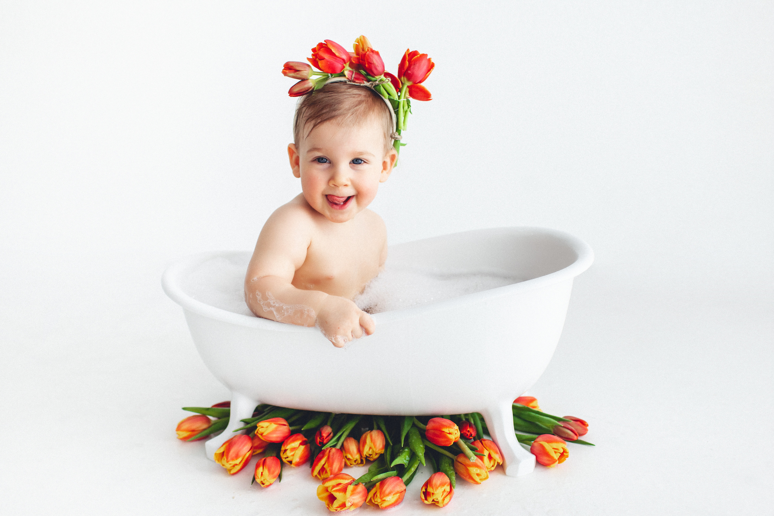Маленькая Ясна в свой первый годик в Маленькой студии с тюльпанами. Детский фотограф в Самаре