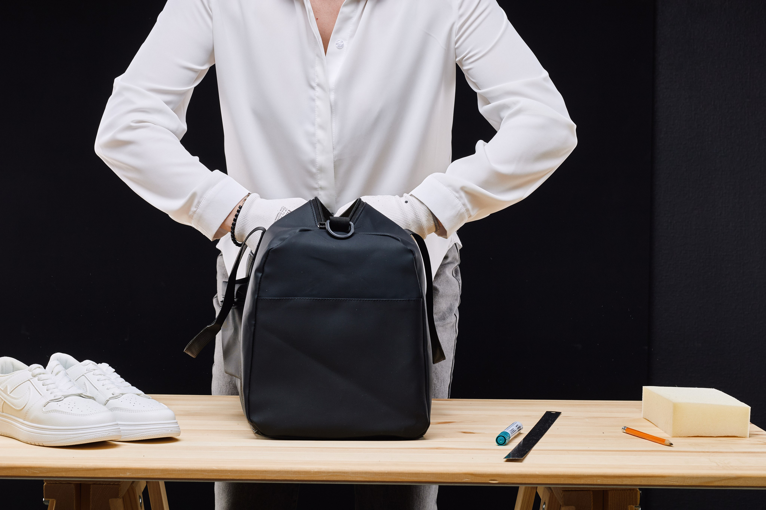 Подготовка товаров перед предметной фотосъемкой. Уютная студия предметной съемки для маркетплейсов в городе Москва