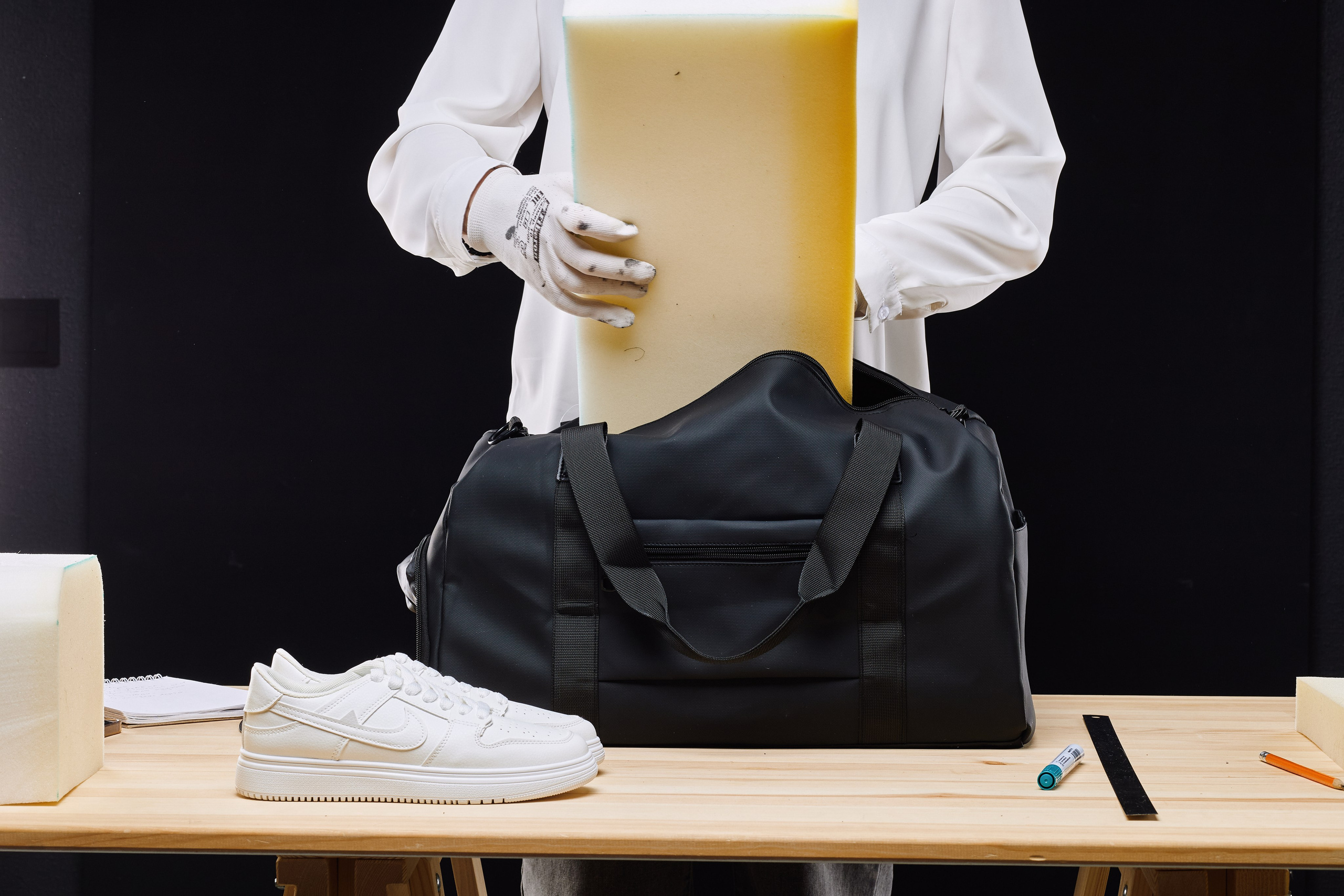 Подготовка товаров перед предметной фотосъемкой. Уютная студия предметной съемки для маркетплейсов в городе Москва