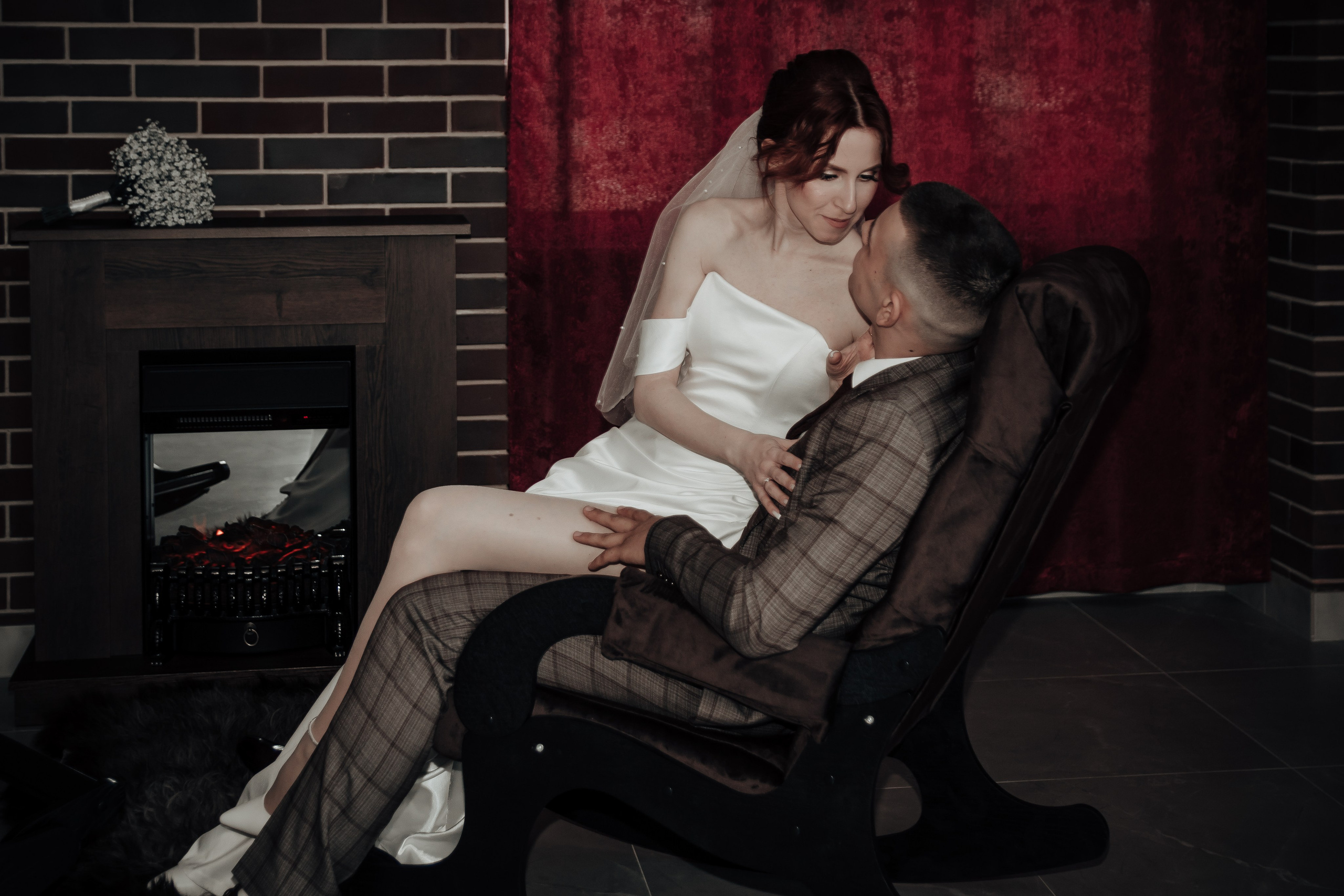 На свадебной фотосессии жених и невеста сидят перед камином в кресле фотограф в семикаракорске Марина Ковалёва