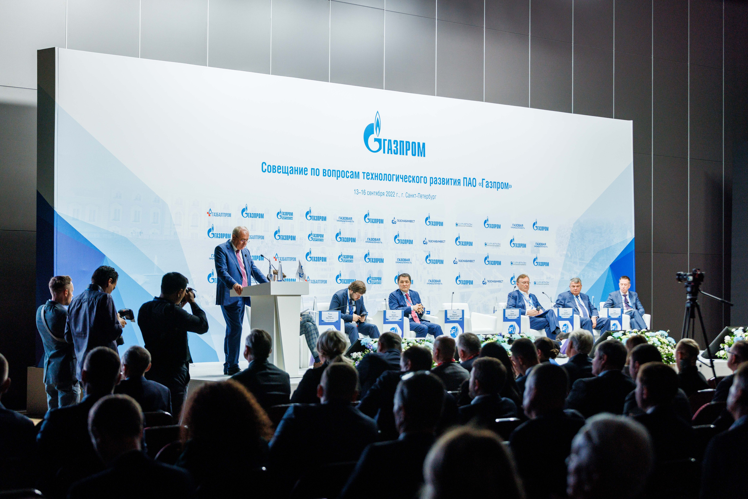 Деловой фотограф выставок любого масштаба. Живой репортаж, точная передача эмоций, кадры для маркетинга, сайта компании и социальных сетей.