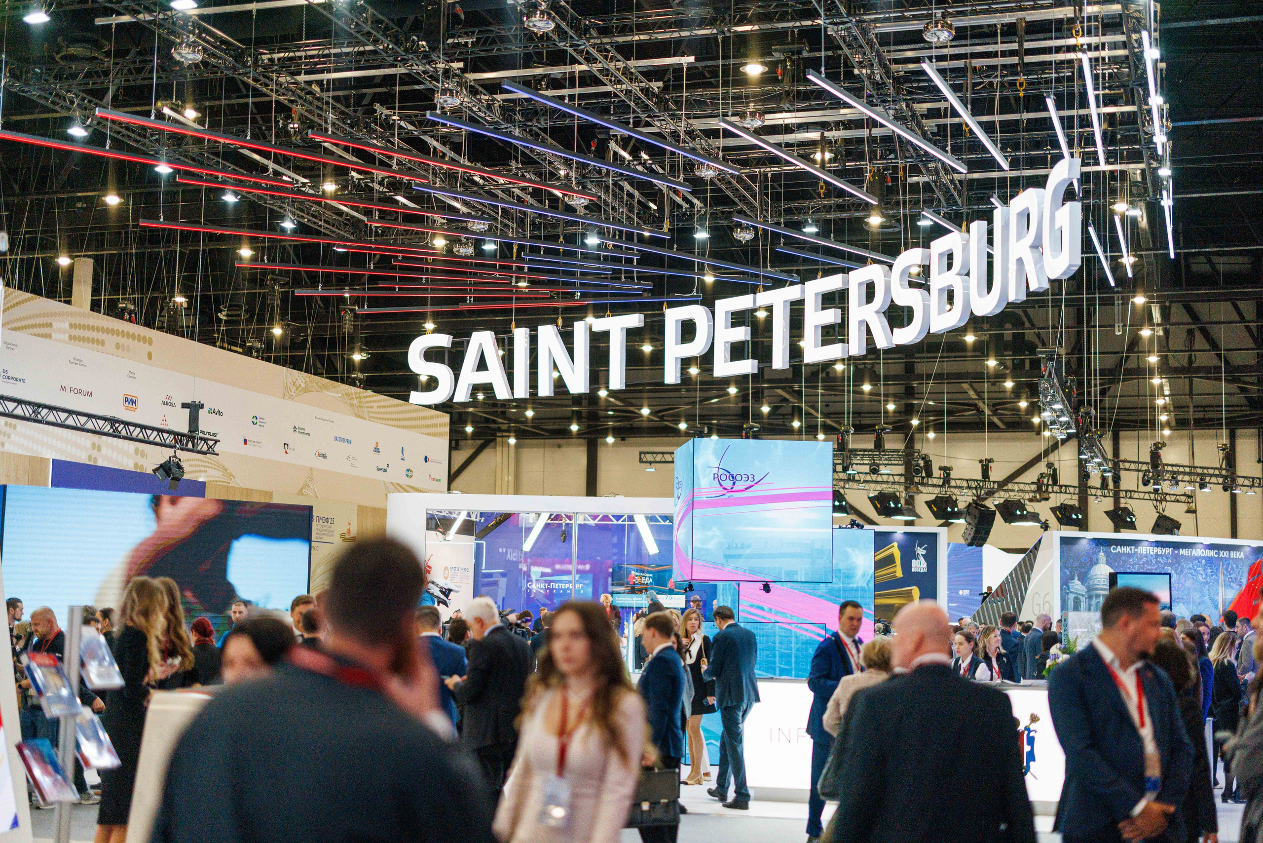 Фотограф выставок, конференций и корпоративных событий. Репортажная съёмка с быстрой передачей кадров, деловой стиль, фотографии для PR, маркетинга и сайтов компаний.