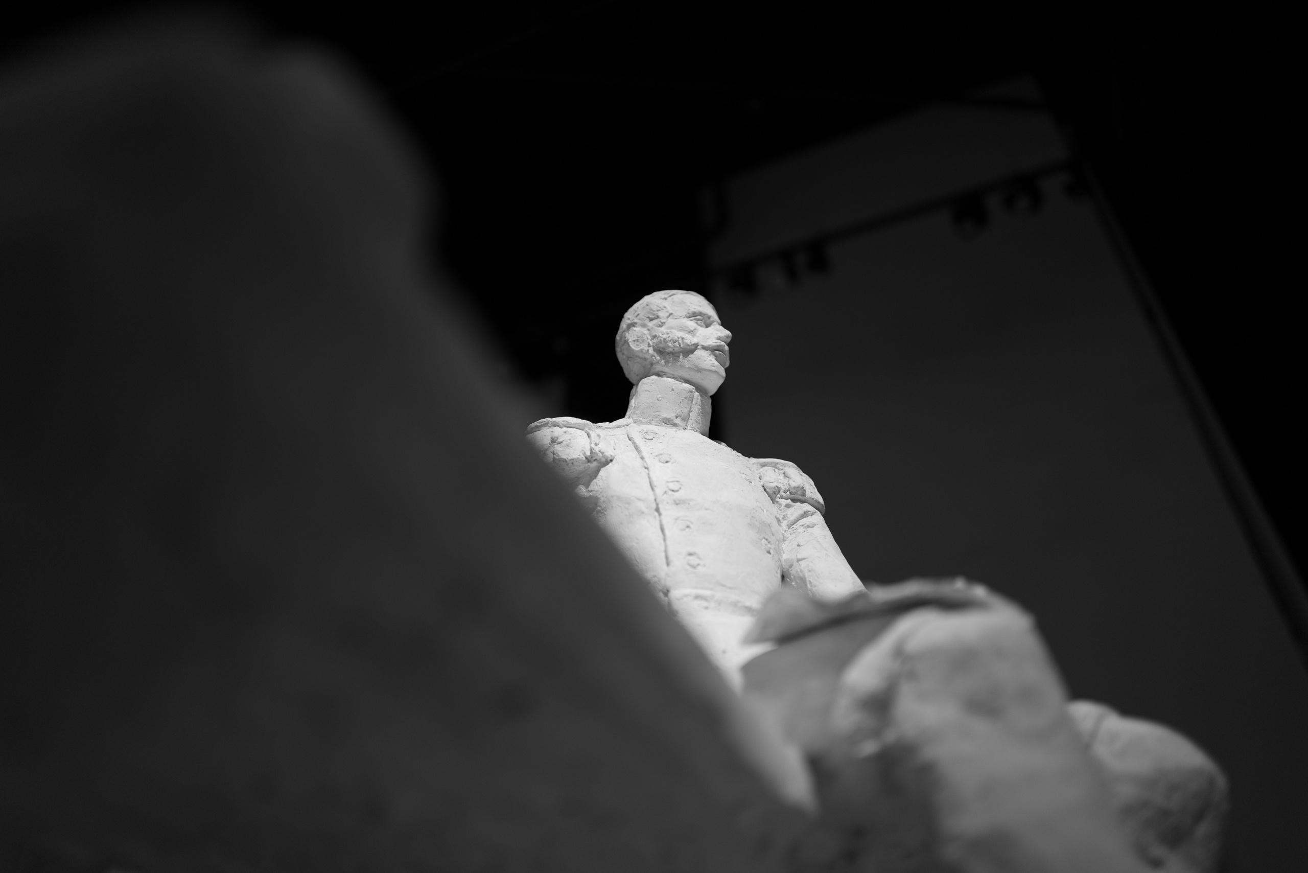 Инсталляция со скульптурой человека, сидящего на лавочке, в Паркинг Галерее в Зарядье