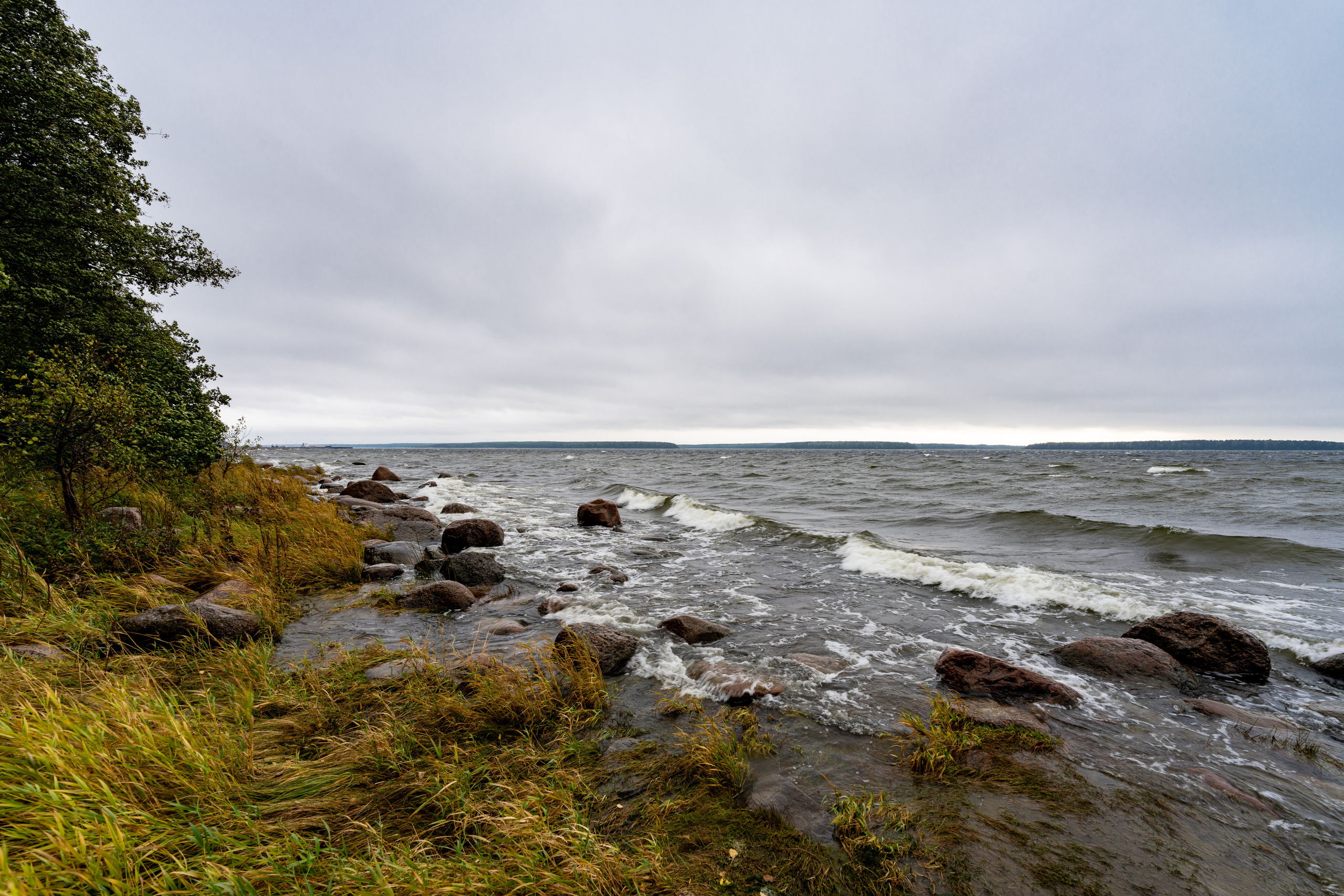Спуск к Финскому заливу в Приморске рядом с кирхой