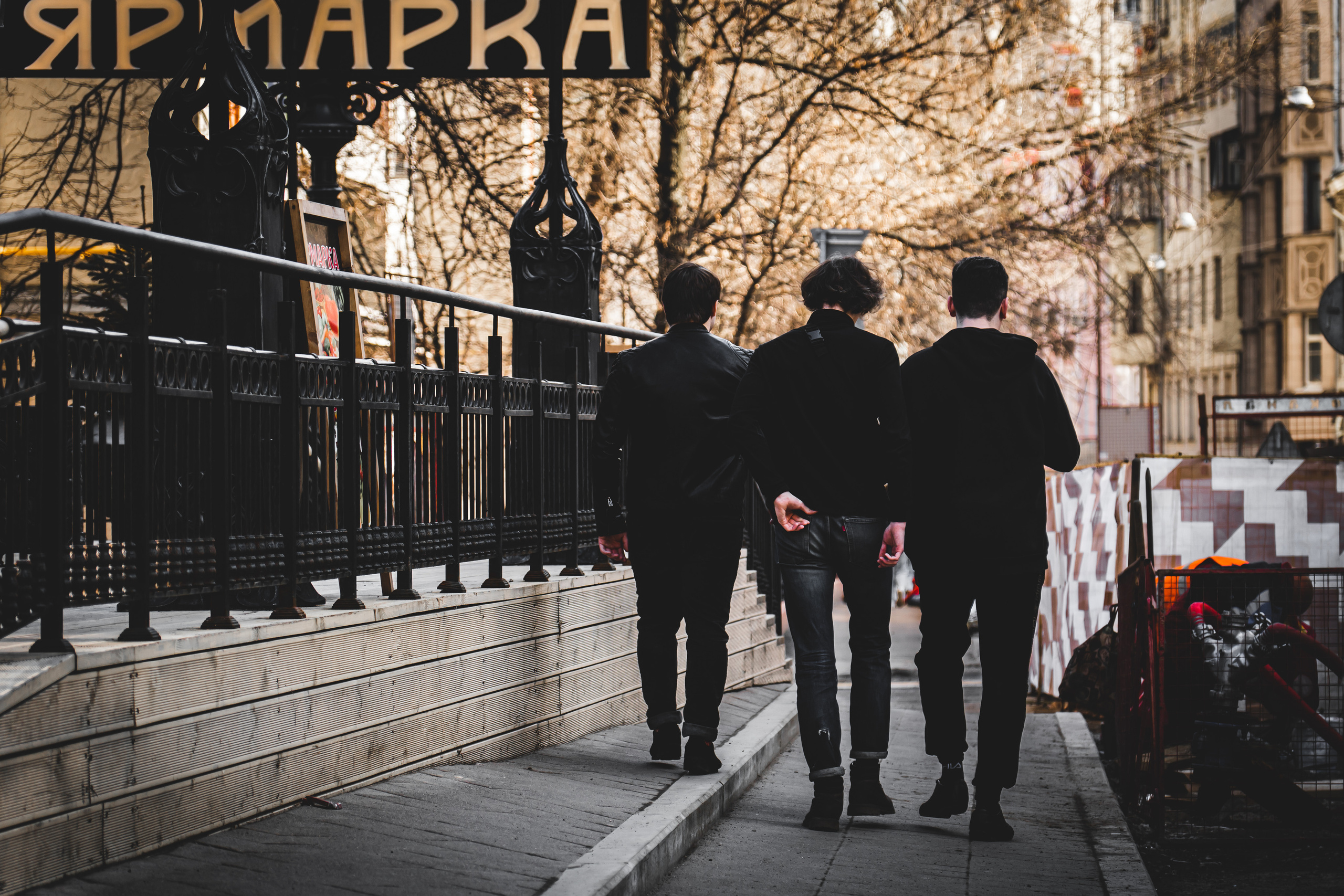 Люди на улице в районе Старого Арбата в Москве