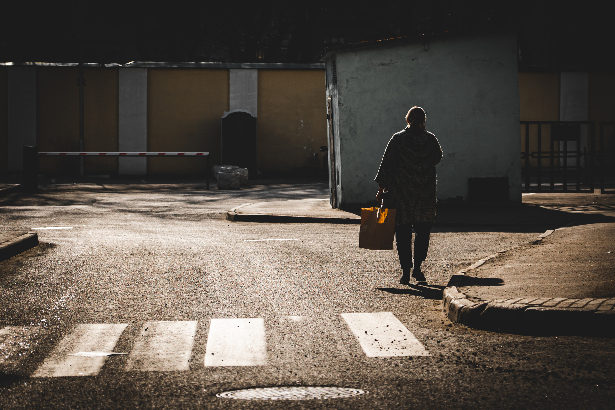 Женщина уходит вдаль в контровом свете