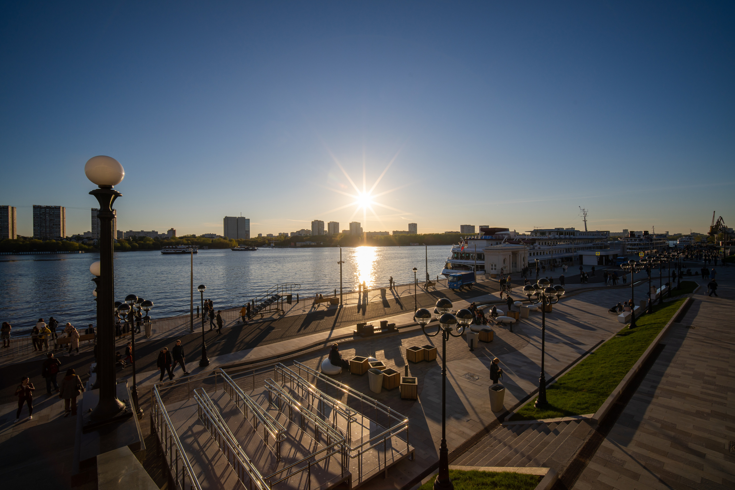 Набережная Северного речного вокзала на закате