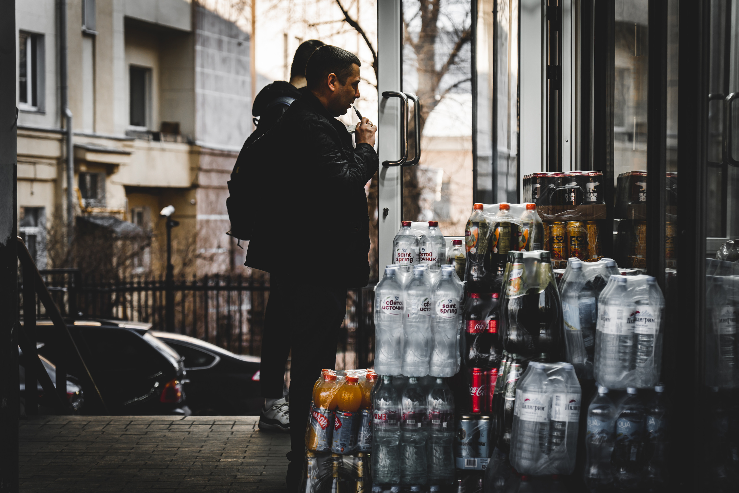 Мужчина у ларька на Новом Арбате в Москве