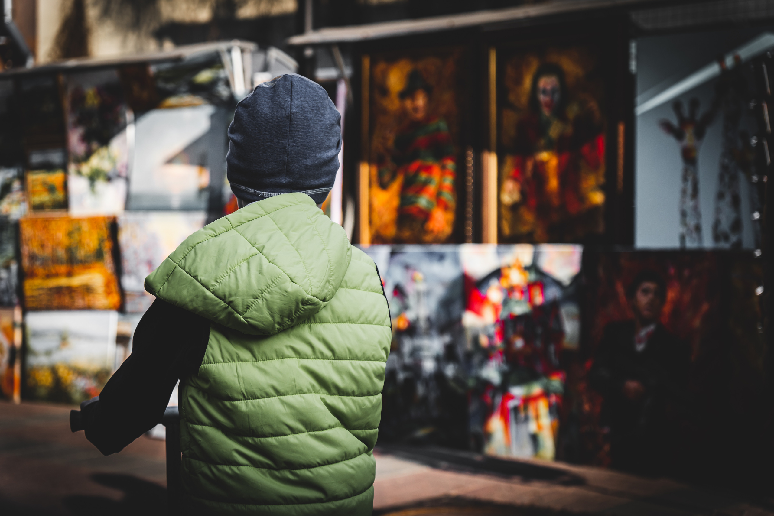 Мальчик едет на самокате по Старому Арбату в Москве