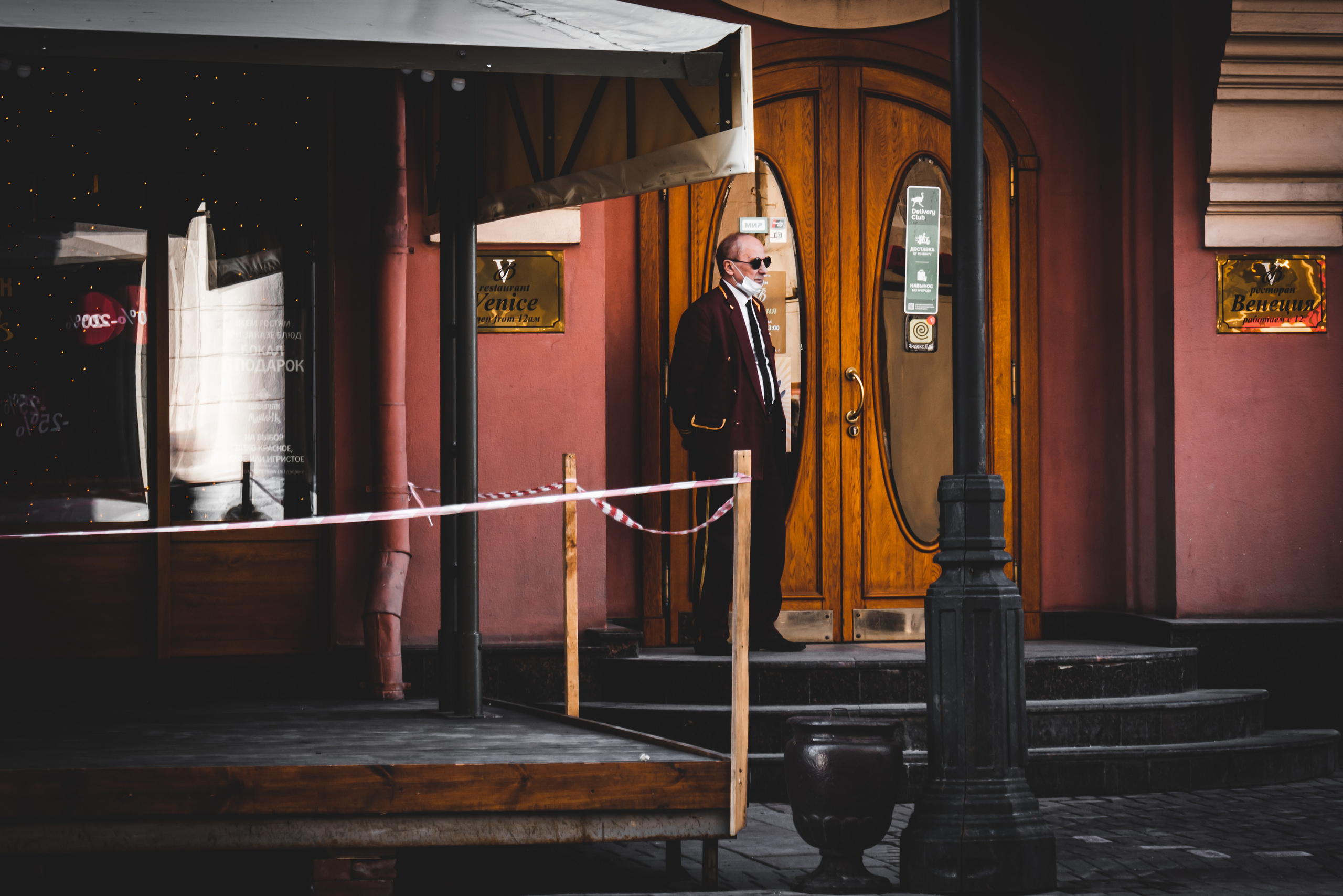 Швейцар отеля Venice на Старом Арбате в Москве