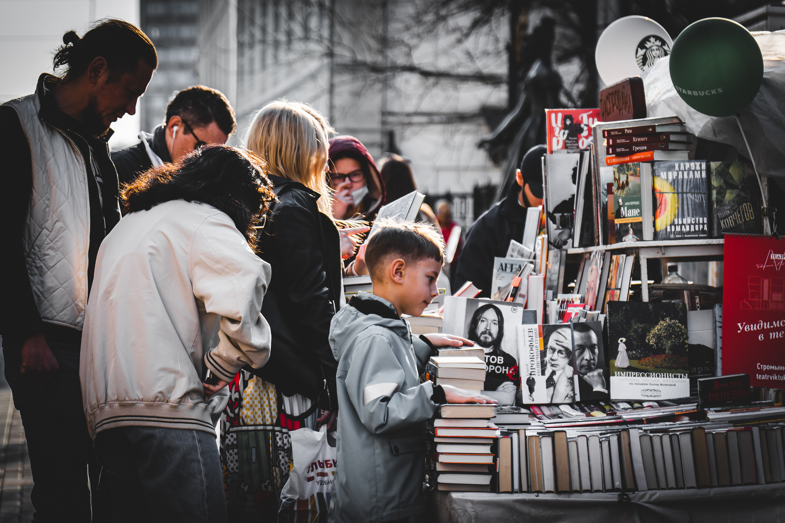 Люди покупают книги на Старом Арбате в Москве