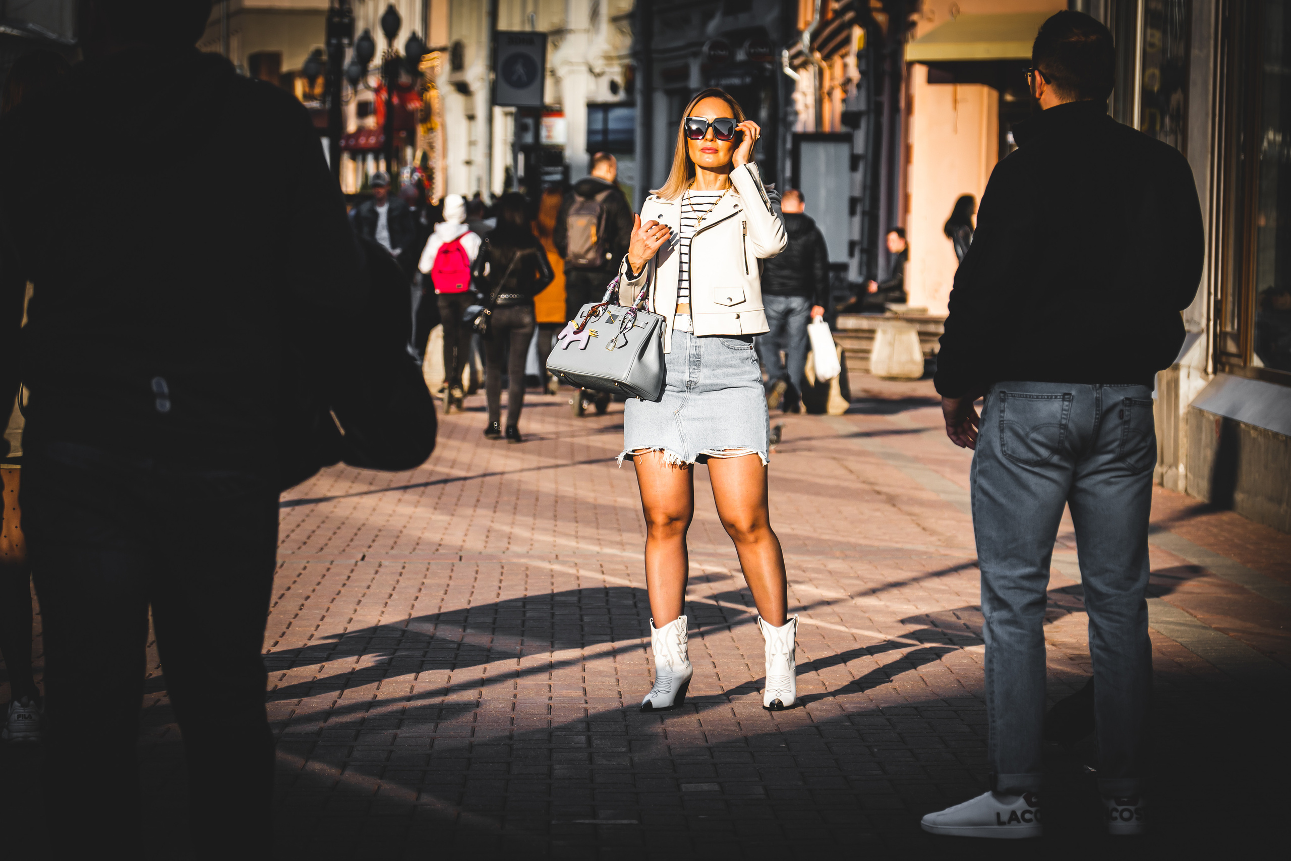 Девушка позирует на Старом Арбате в Москве