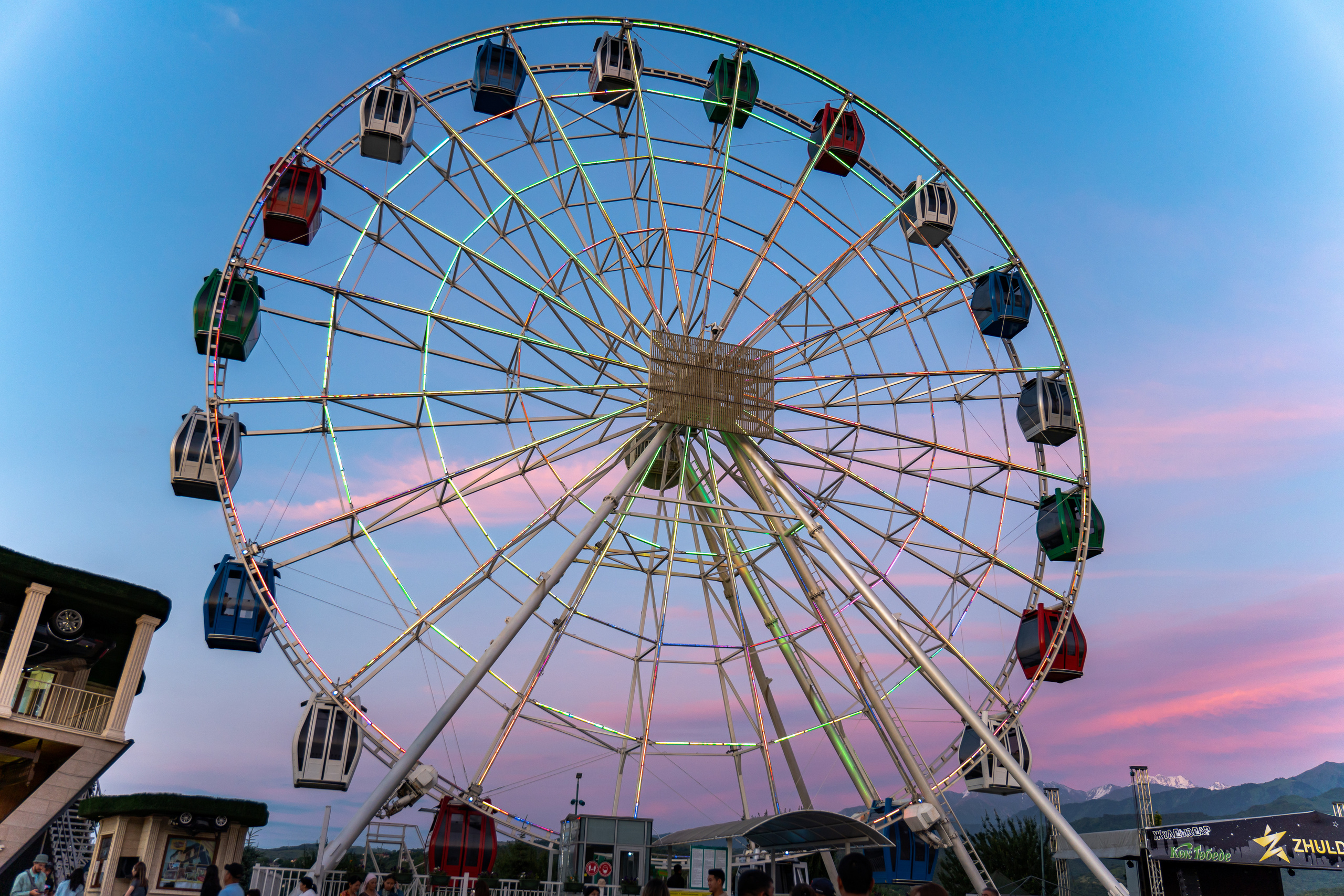 Колесо обозрения на горе Кок-Тобе в Алматы