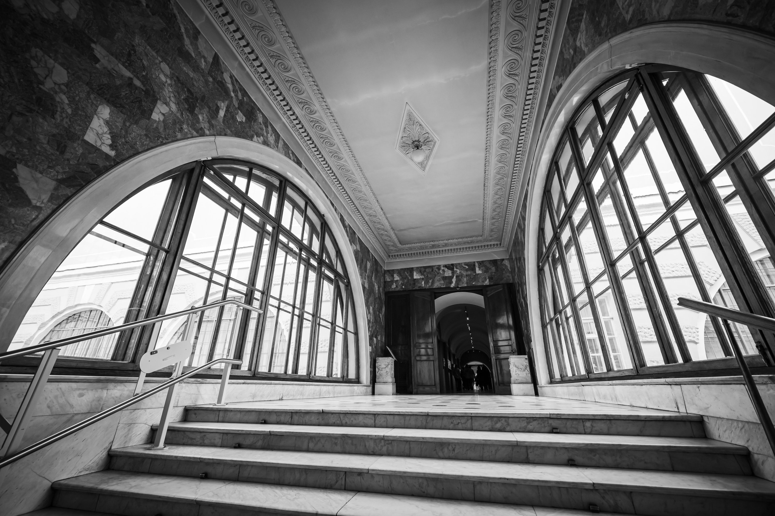 Переход в Эрмитаже в черно-белом