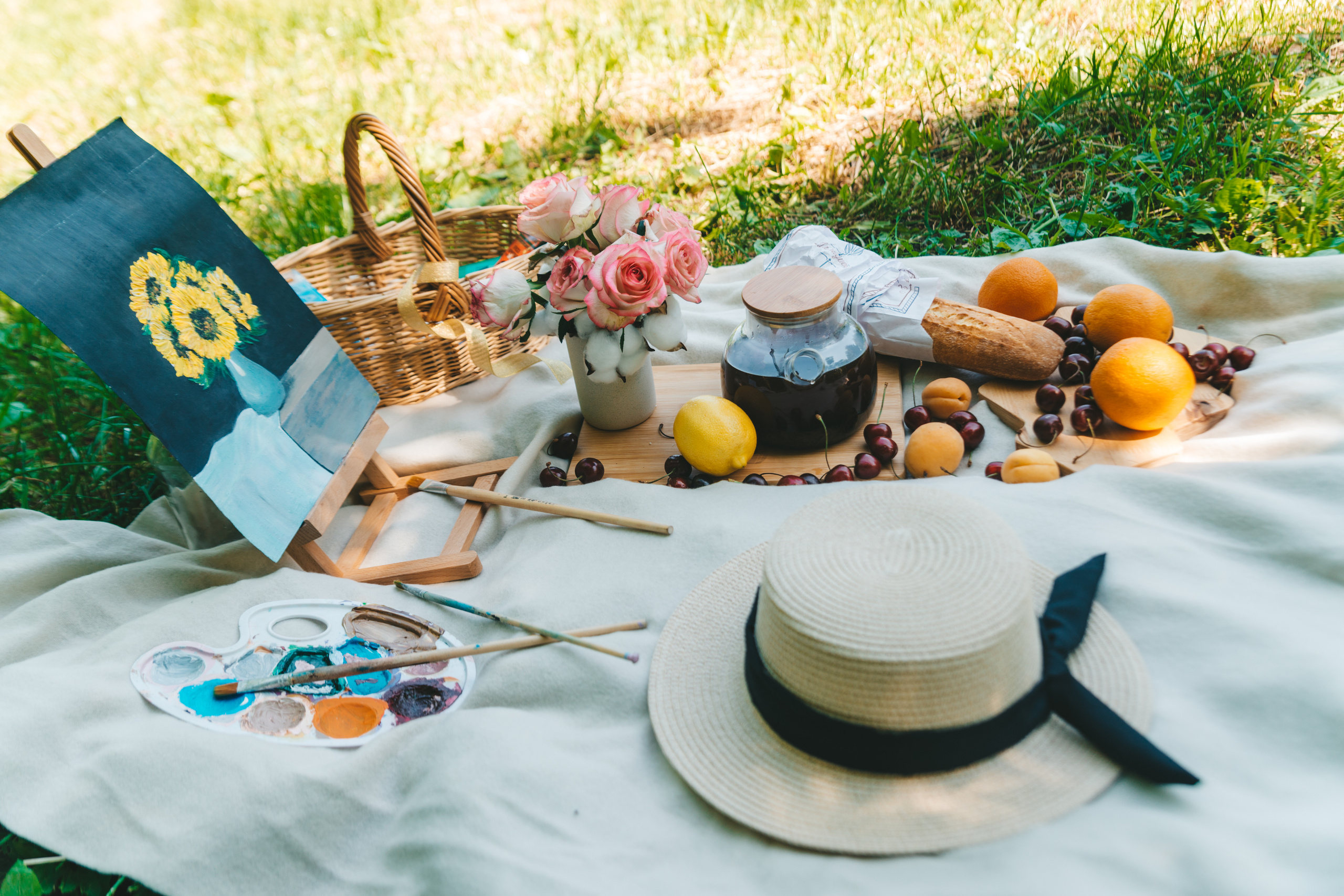 Пикник в лесу с фруктами, чаем, цветами и картиной 
