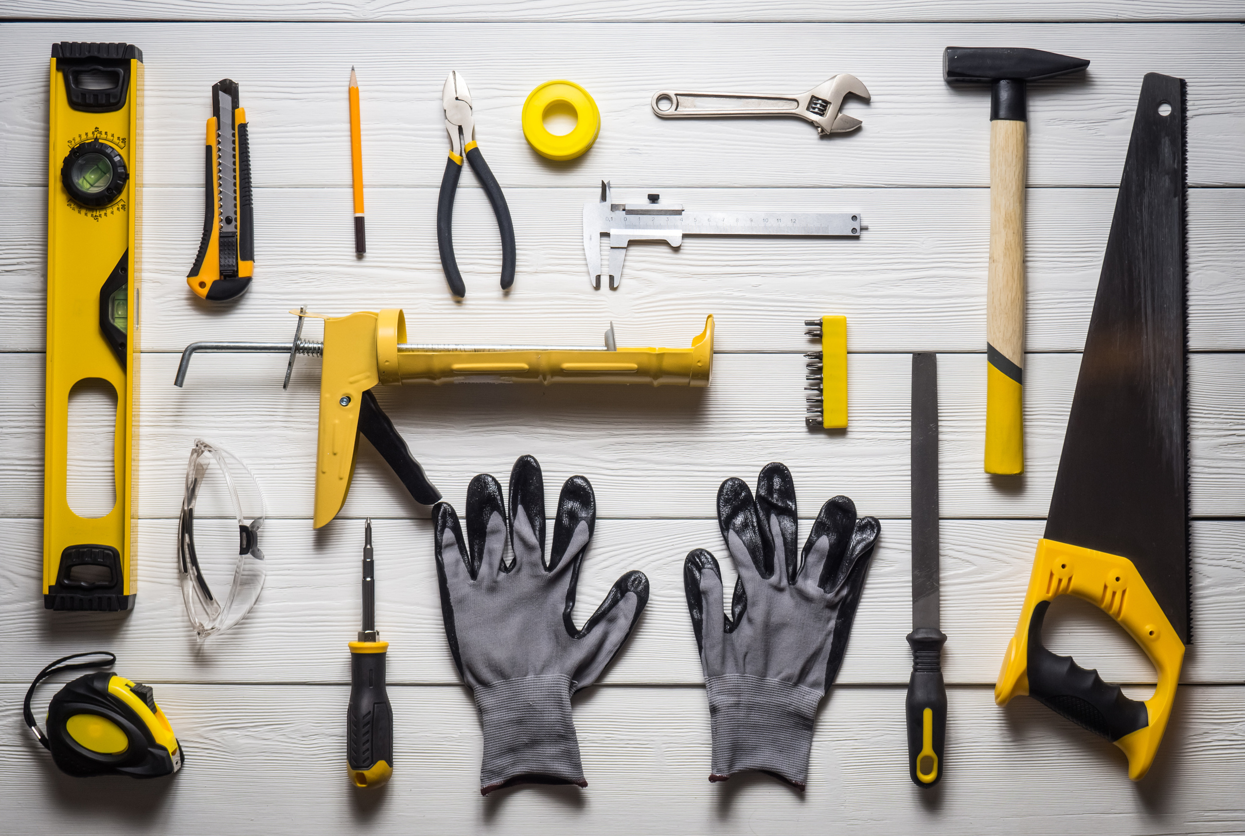 Раскладка инструмента на белом фоне. Купить коммерческие фотографии для использования в дизайне и рекламе