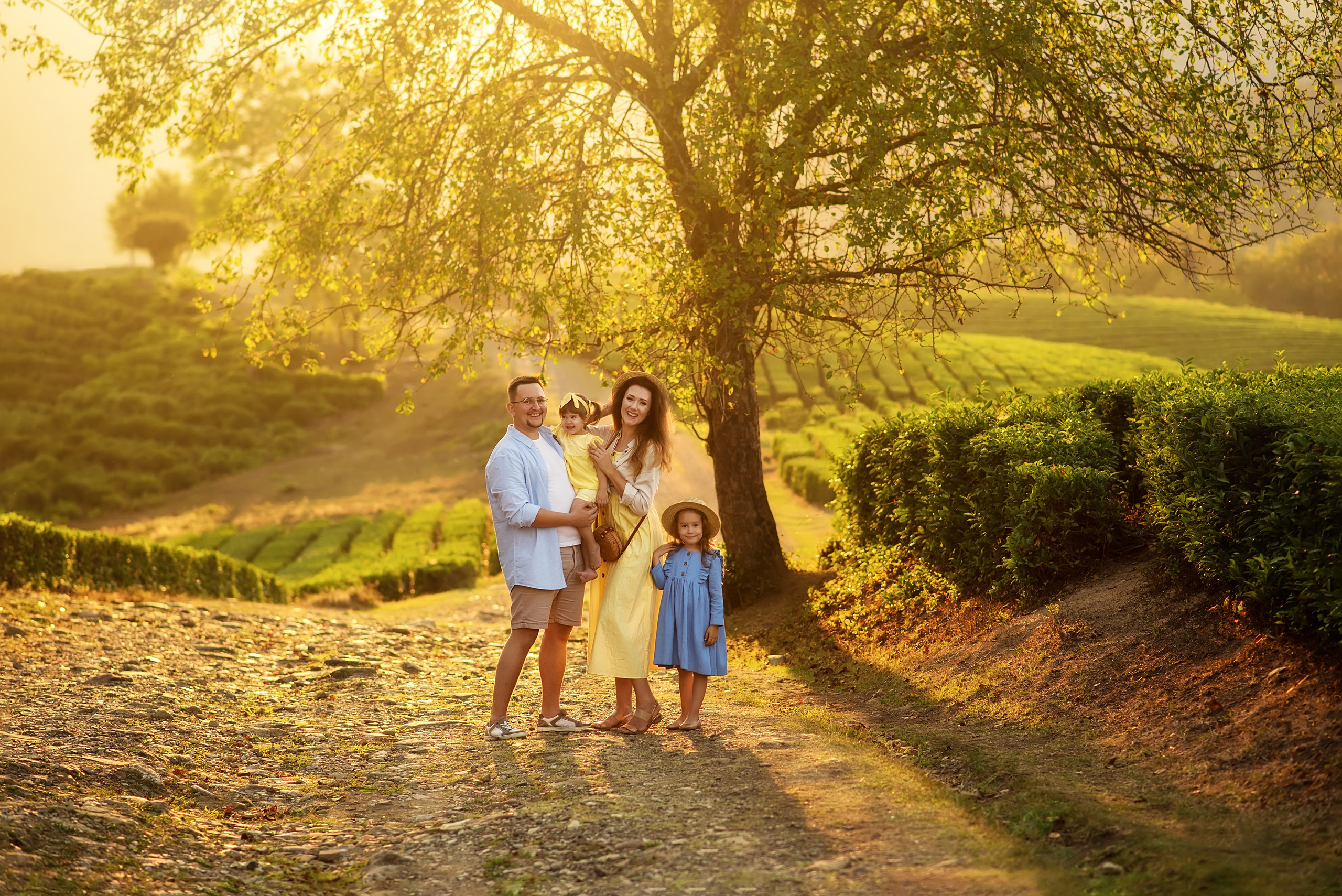 Уличная фотосессия для семьи из 4 человек