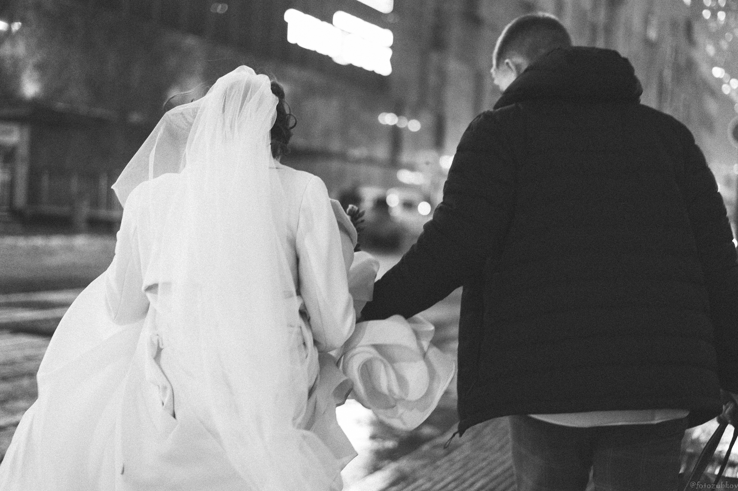 Молодожёны шагают вперед 