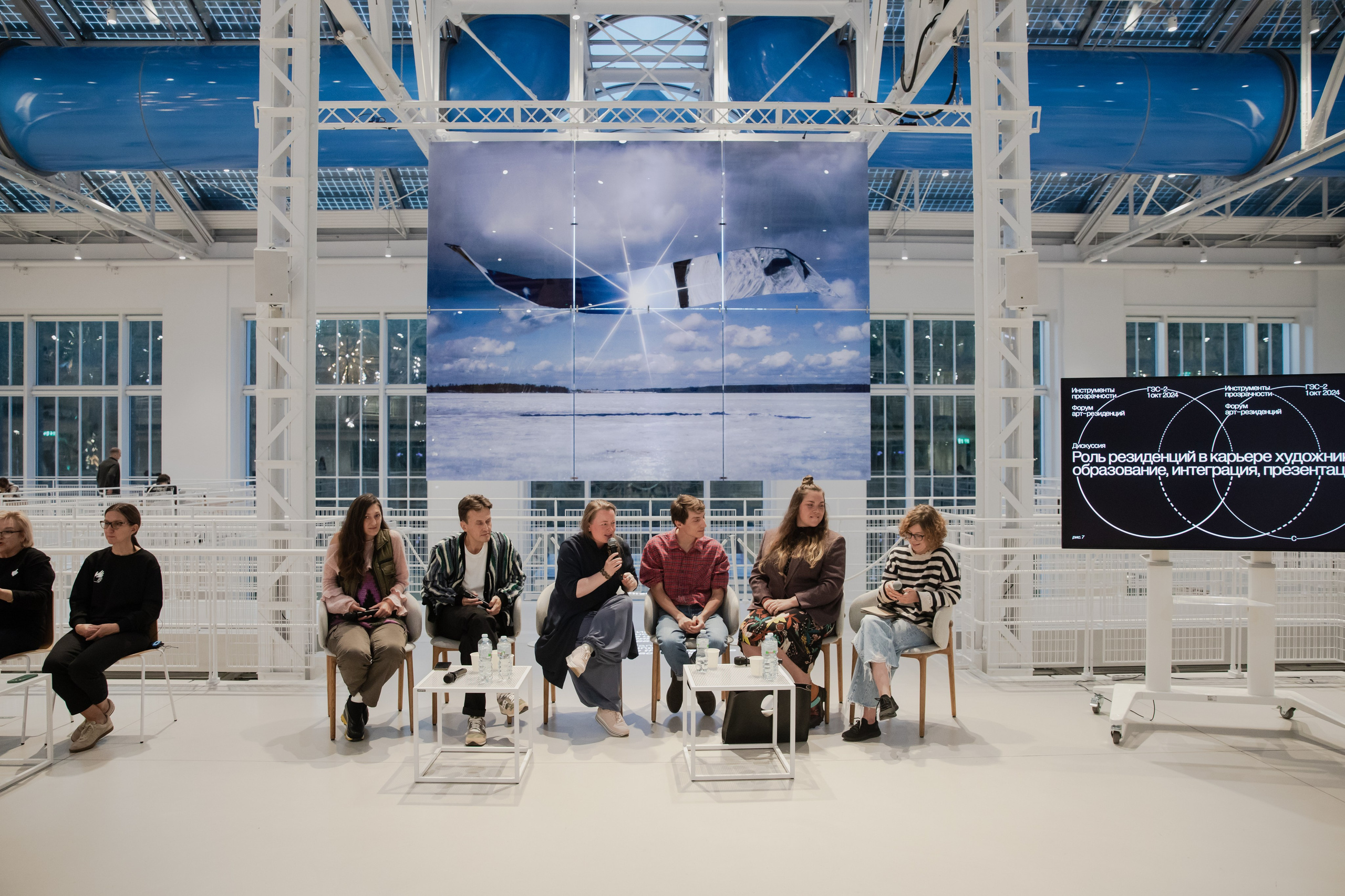 Moderating a discussion within the framework of the art-residence forum at the GES-2 House of Culture. Elena Anosova is an award-winning visual artist