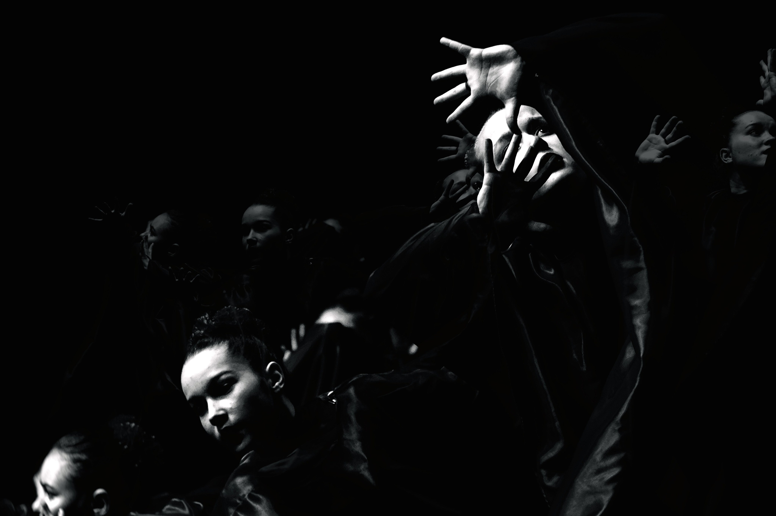 Танцоры в темноте с поднятыми руками, драматичное контрастное освещение, мистическая атмосфера реквиема