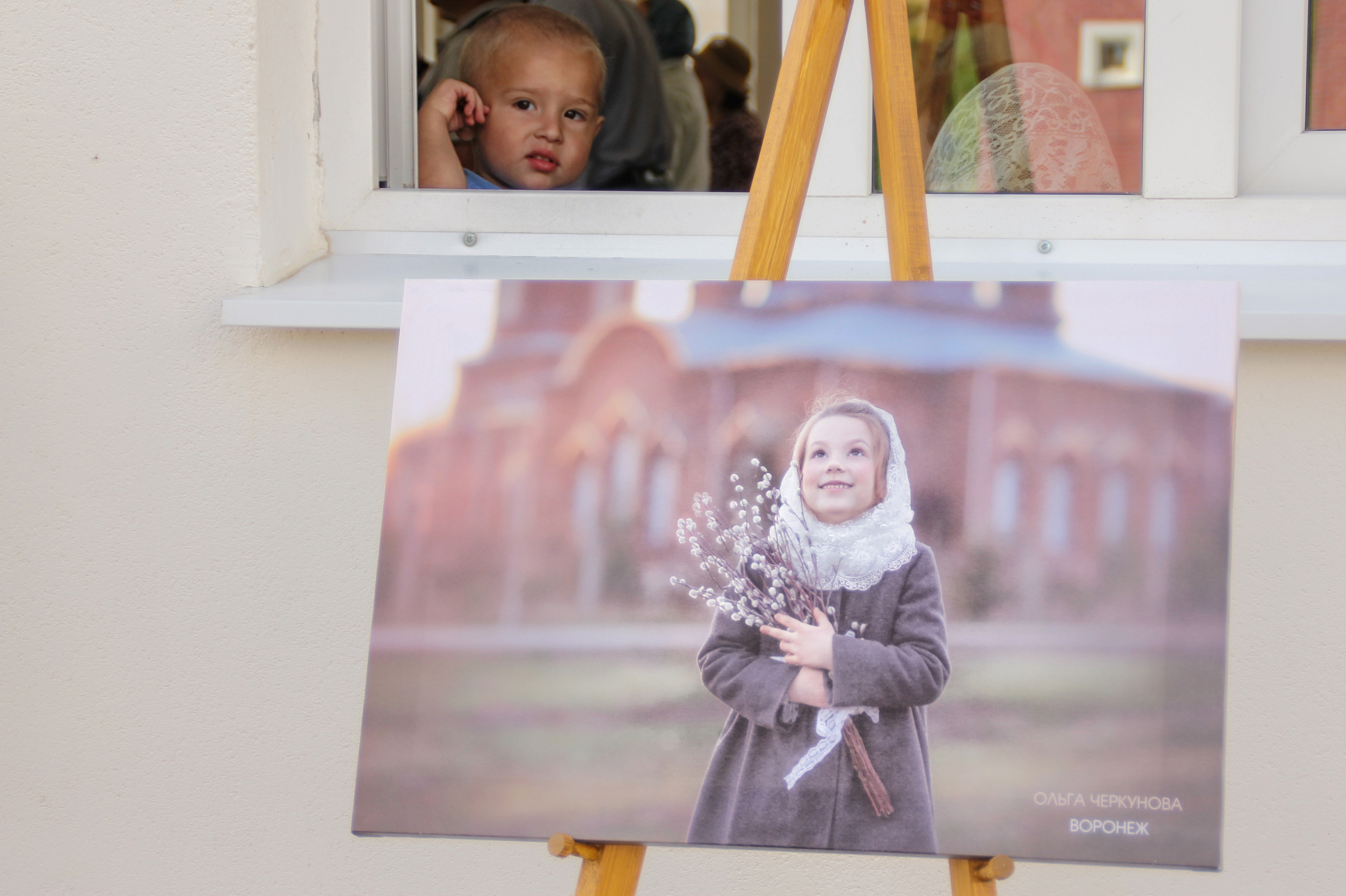 репортаж в храме ребенок выглядывает из окна в храме